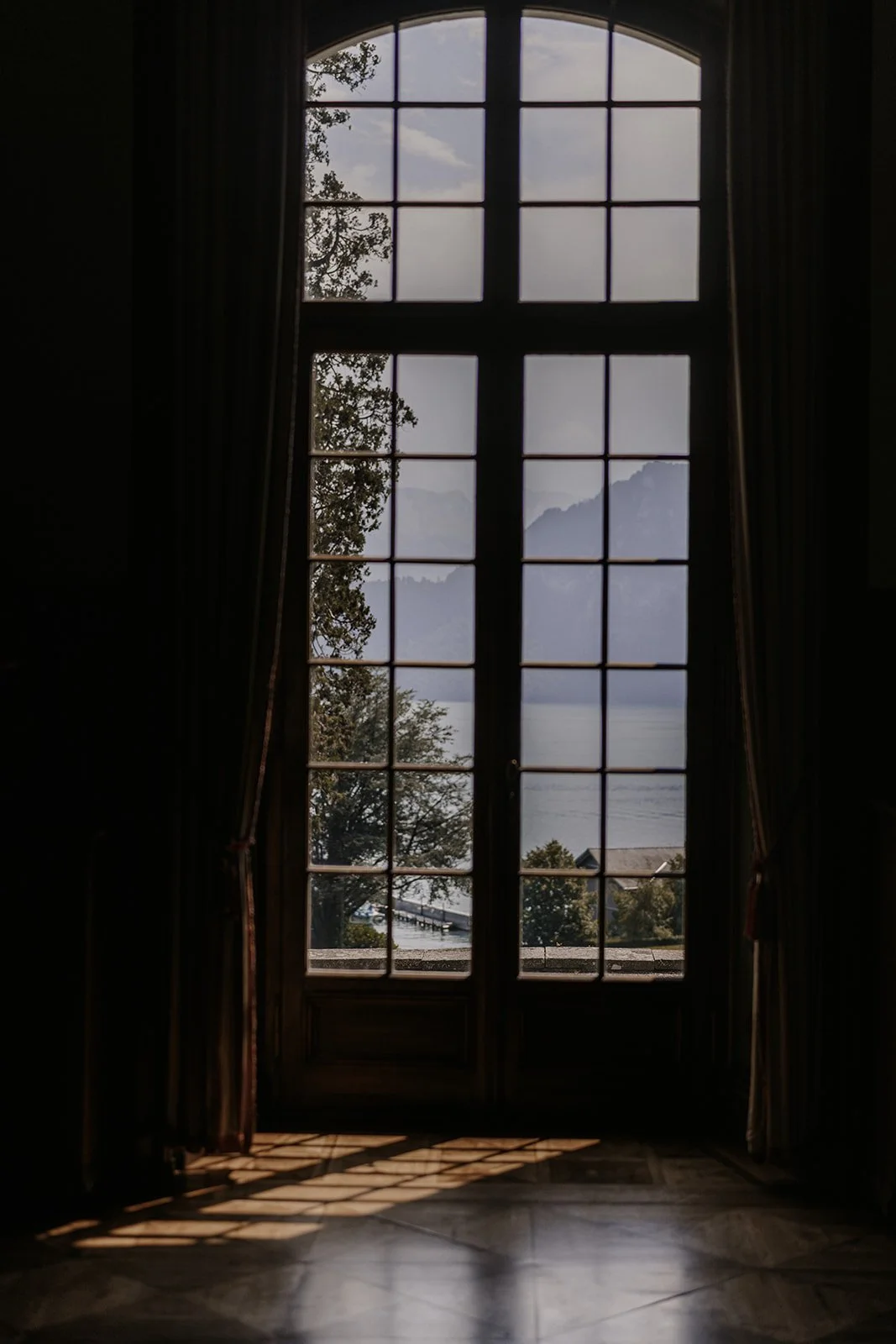 Fenster  von villa st charles hall in meggen am vierwaldstättersee während hochzeit