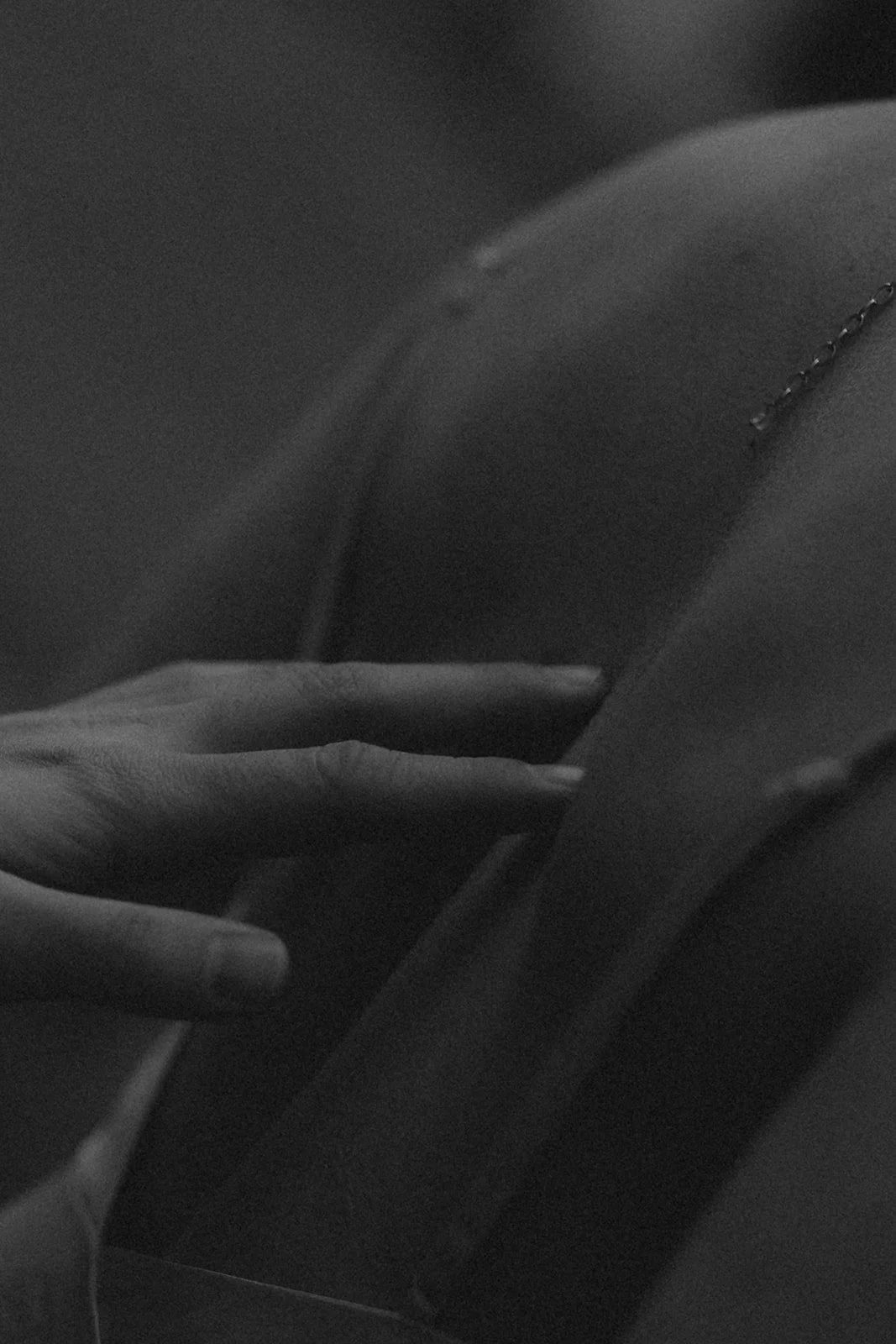 Nahaufnahme einer Hand, die de rücken der braut berührt.