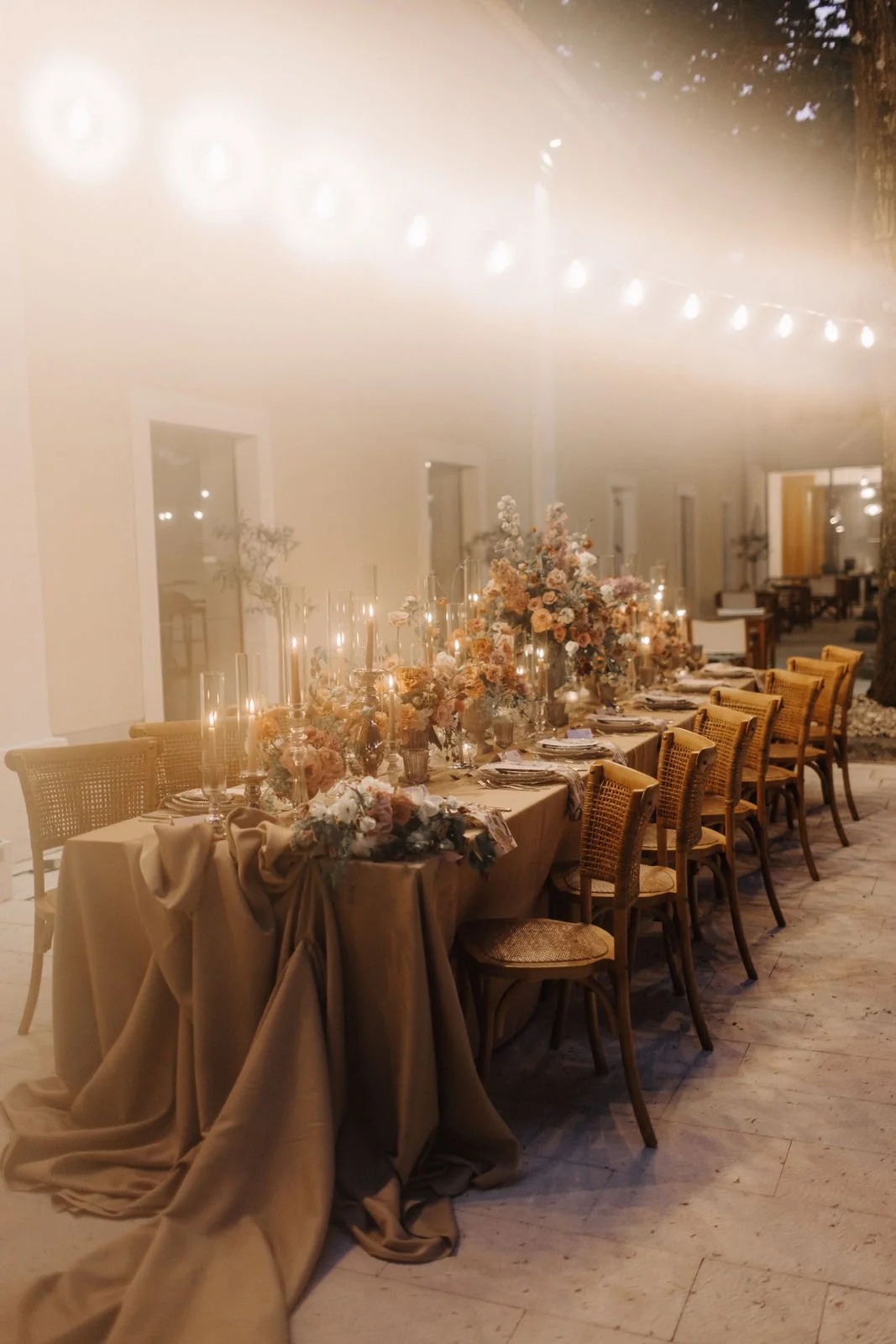 Ein festlich gedeckter HochzeitsTisch mit Blumen, Kerzen und Besteck, der für eine HochzeitsFeier vorbereitet ist in kroatien