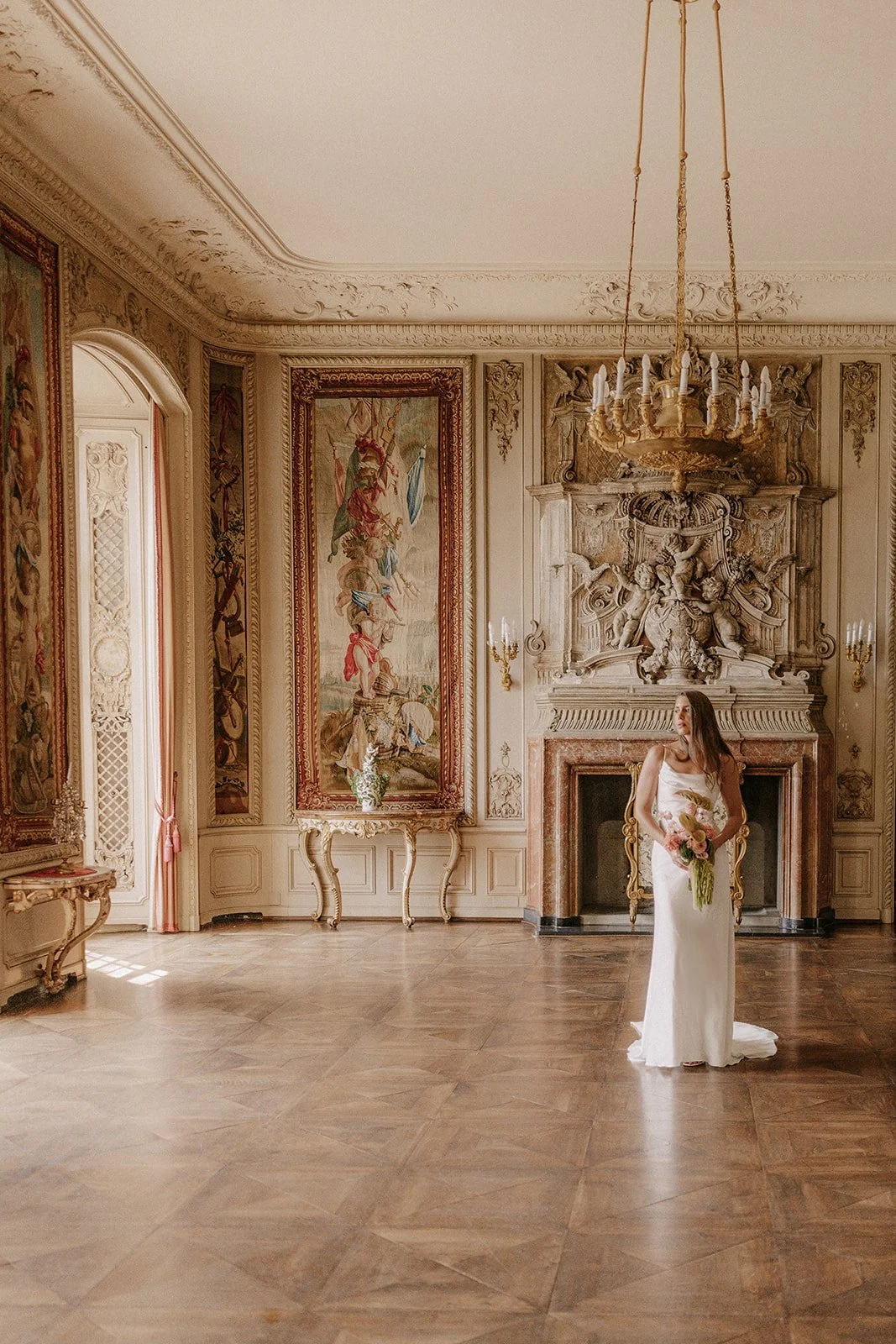 schöne braut in villa st charles hall in meggen währen Hochzeitsreportage