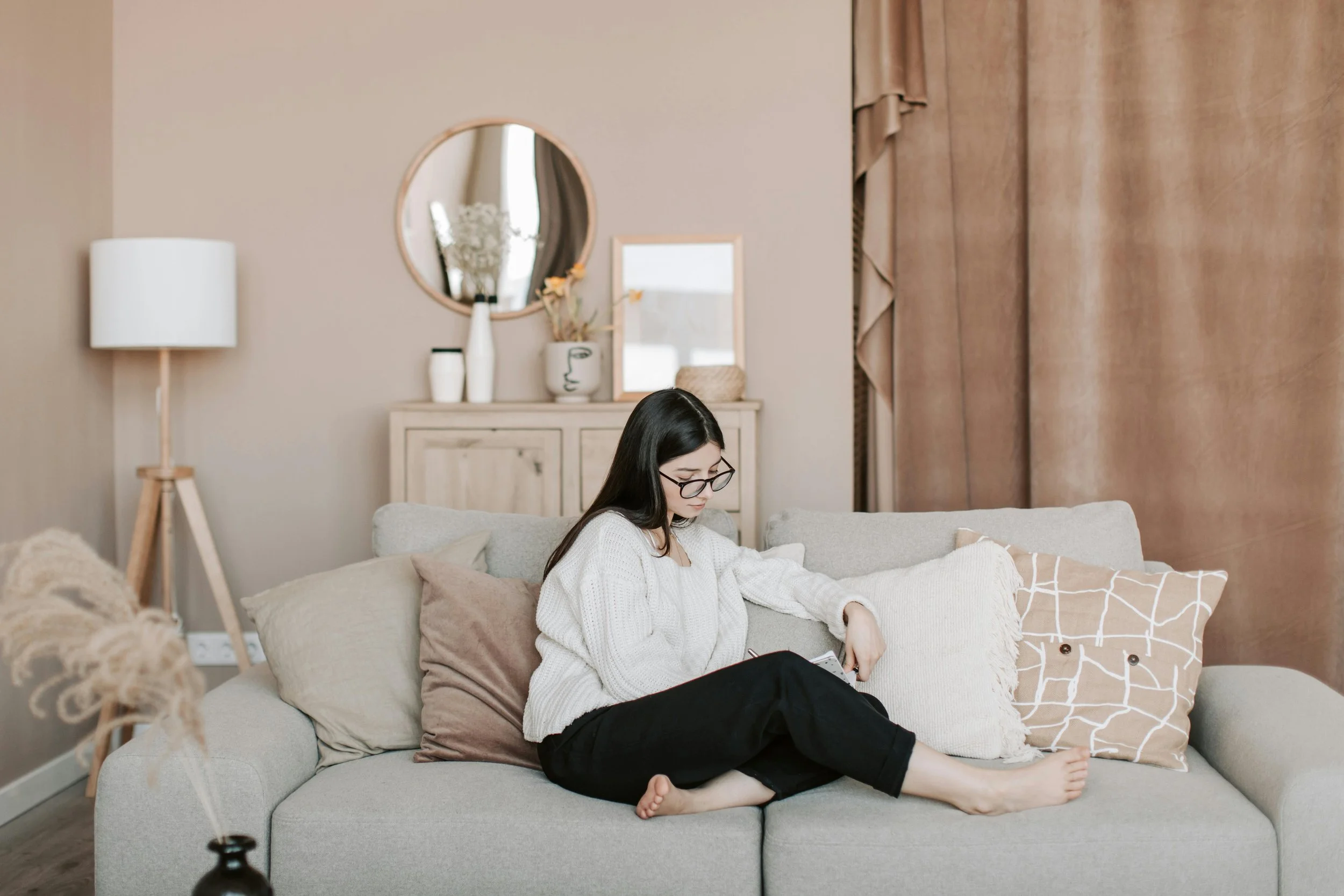 A quiet professional moment in Silver Spring, MD — representing the high-achieving adult privately managing an eating disorder at Elizabeth Gordon Psychology