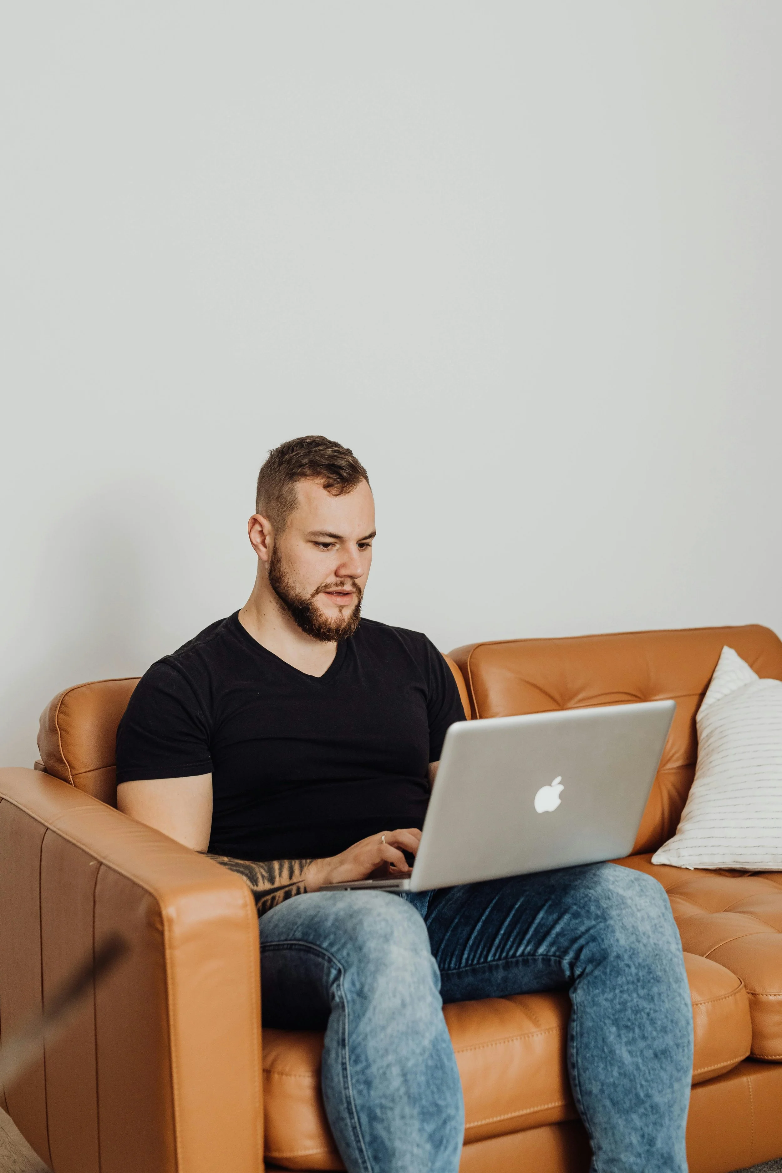 A calm interior moment — representing the integrative therapy approach at Elizabeth Gordon Psychology, combining CBT, psychodynamic work, and ACT for body image