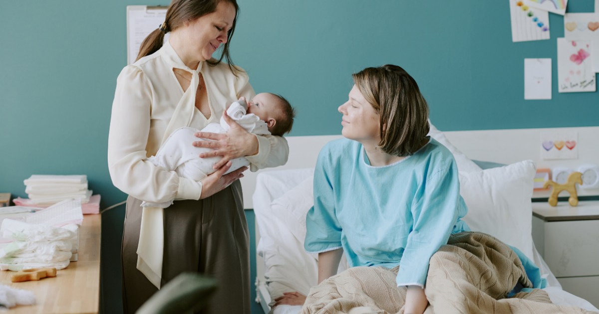 Jeune mère en post-partum confiant son nouveau né à une doula