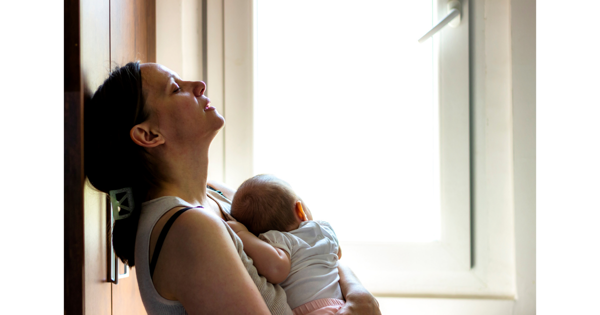 Jeune mère tenant son nouveau-né, épuisée et seule