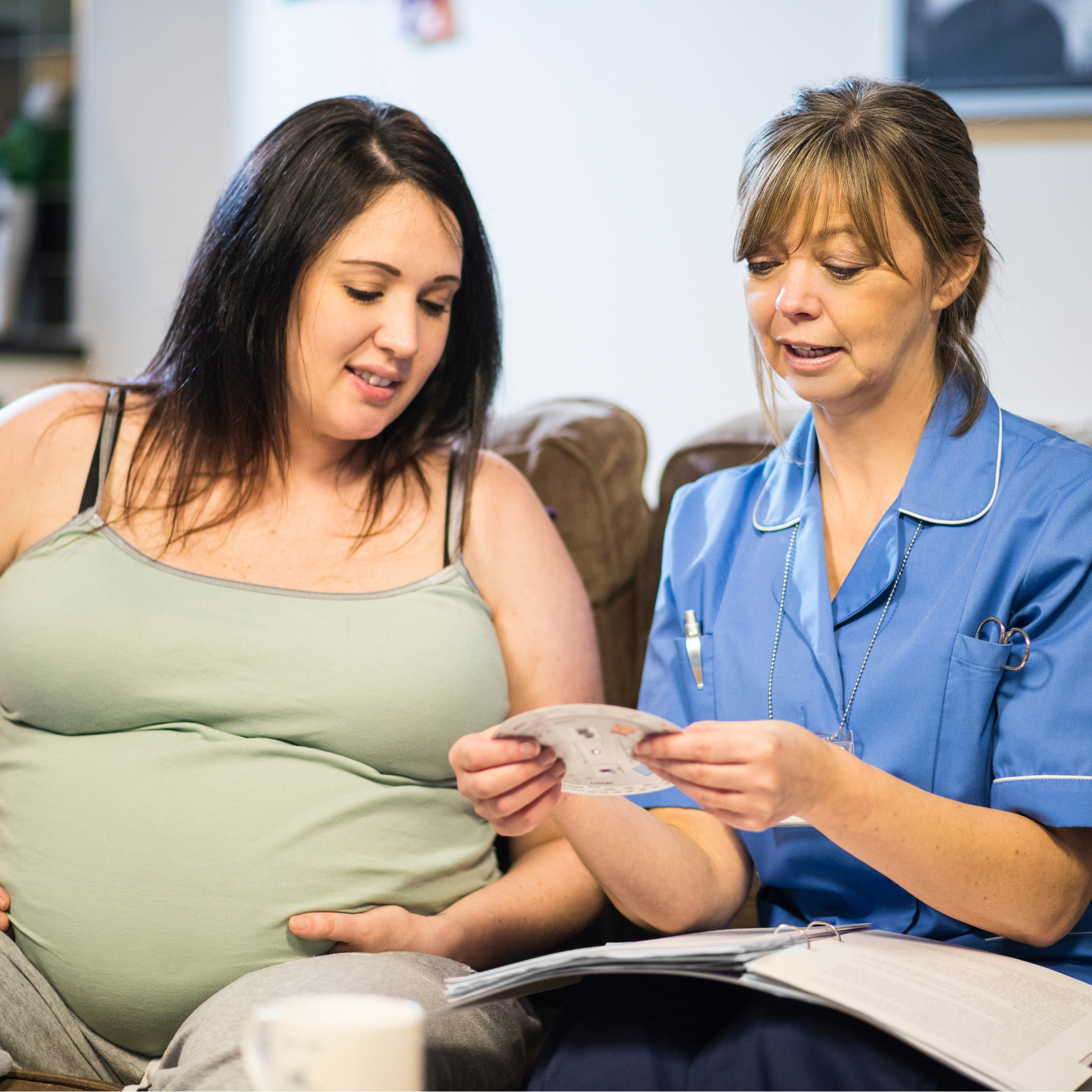 Sage-femme en consultation avec une femme enceinte