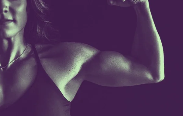online personal training image of kim flexing