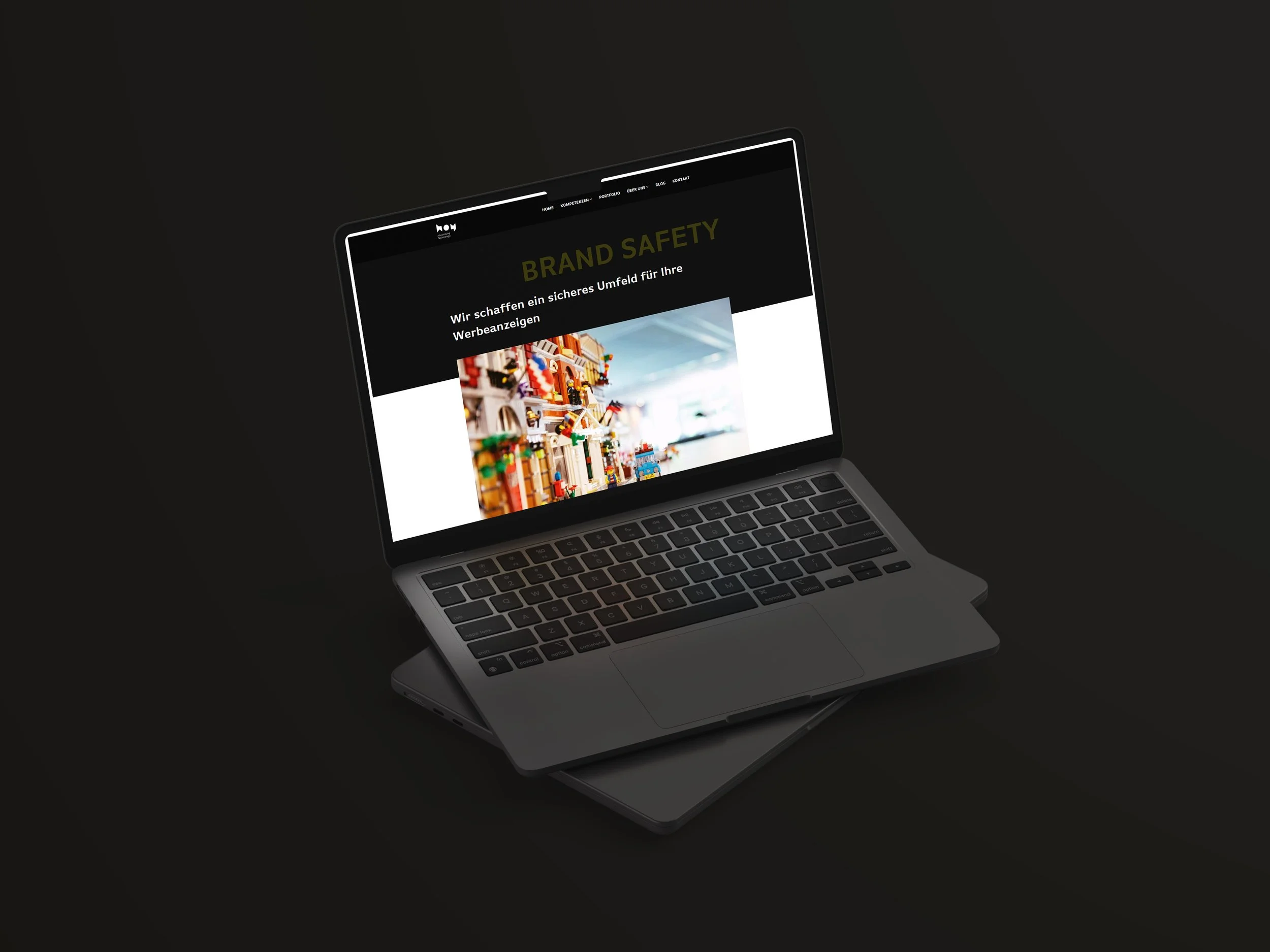 Ein Laptop zeigt eine Webseite mit dem Titel "Brand Safety" auf einem dunklen Hintergrund.