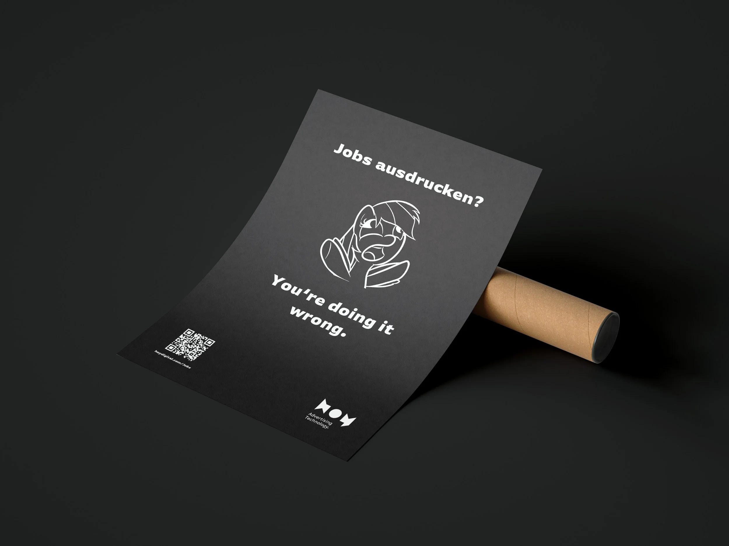 Eine dunkle Karte mit weißem Text und einem Comic eines traurigen Gesichts, das trauernd wirkt. Der Text lautet 'Jobs ausdrucken? You're doing it wrong.'. Unten ist ein QR-Code und das Firmenlogo 'MOW Advertising Technology'.