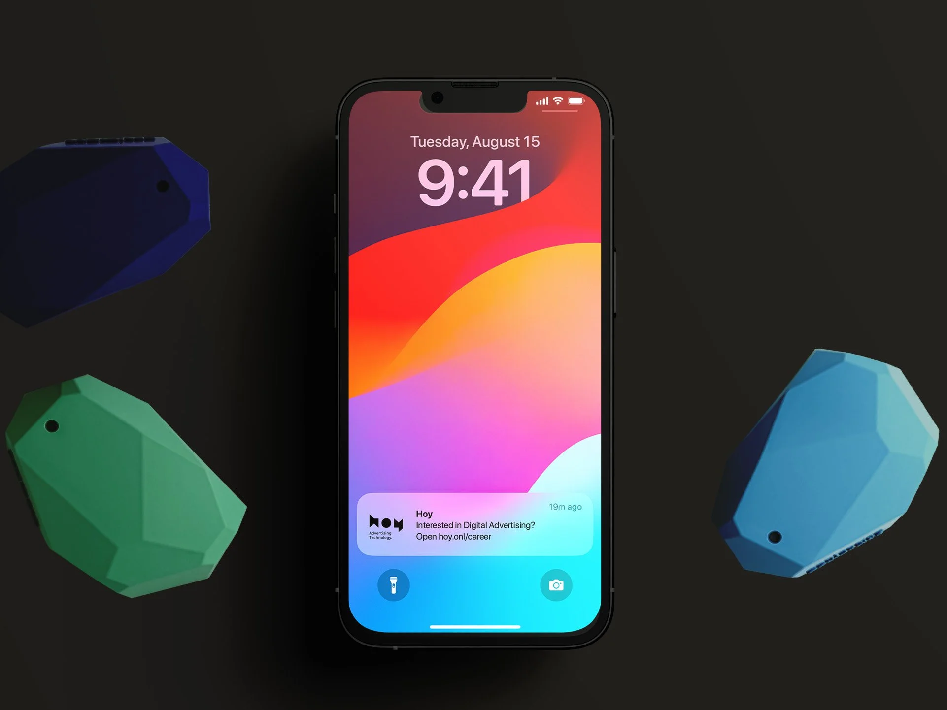 Ein iPhone mit einem schwarzen Hintergrund, umgeben von bunten, geometrischen Formen in Blau, Grün und Schwarz.