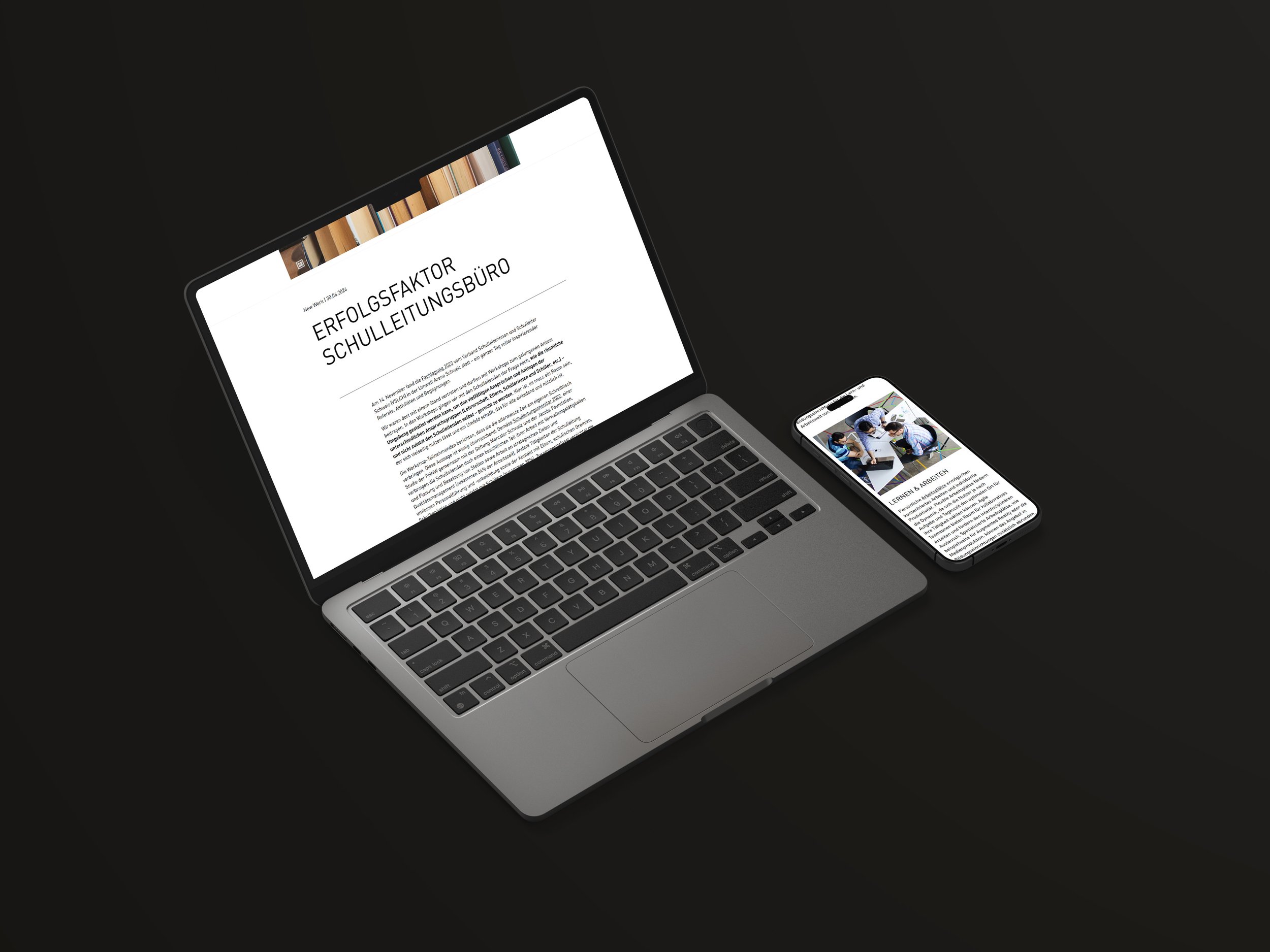 Ein Laptop und ein Smartphone auf einem schwarzen Hintergrund, beide zeigen Texte auf Deutsch.