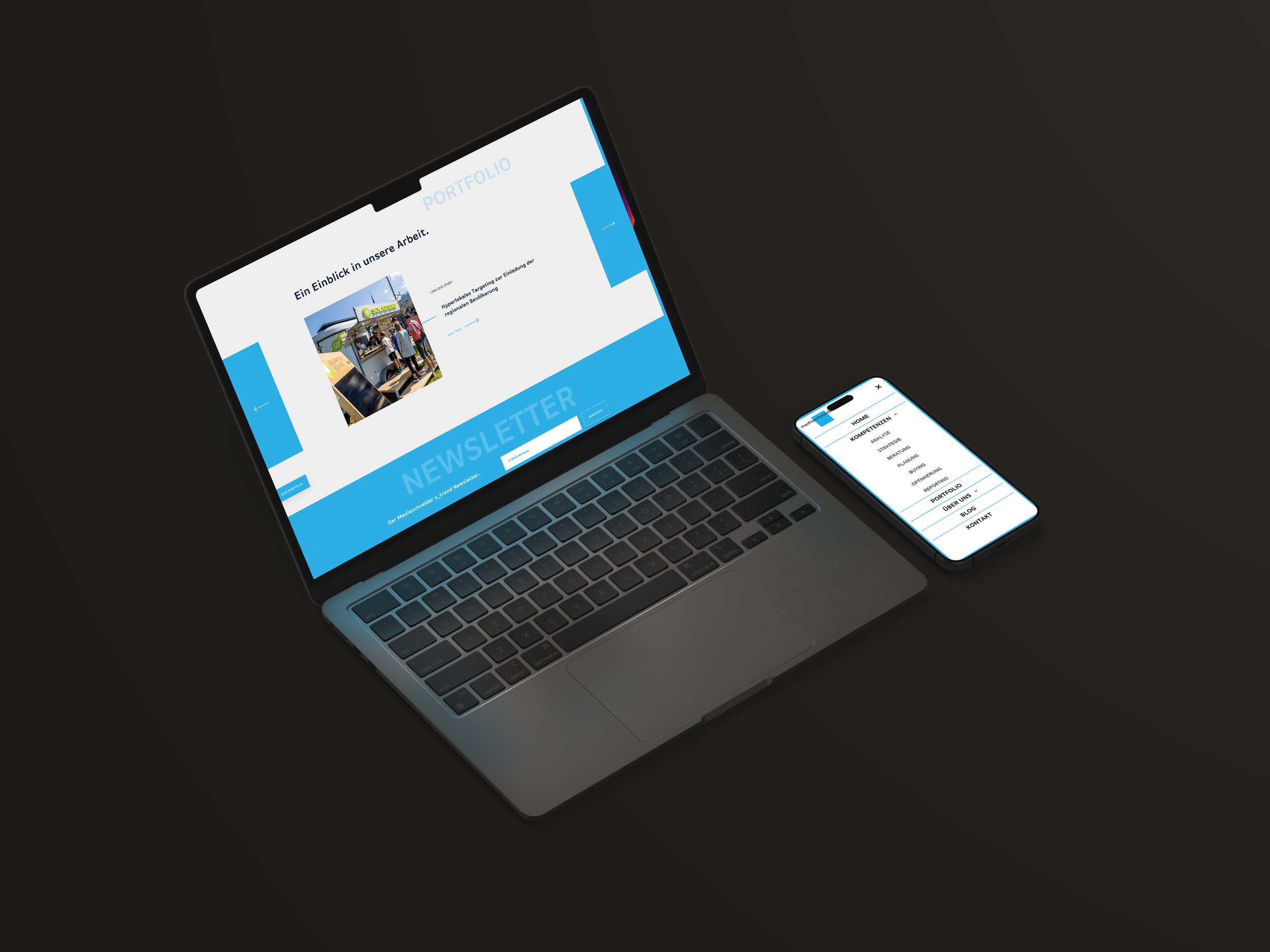 Ein Laptop und ein Smartphone auf einem schwarzen Hintergrund, der Laptop zeigt eine Webseite mit dem Titel 'Portfolio' und einer Übersicht, das Smartphone zeigt ein Menü mit verschiedenen Optionen.