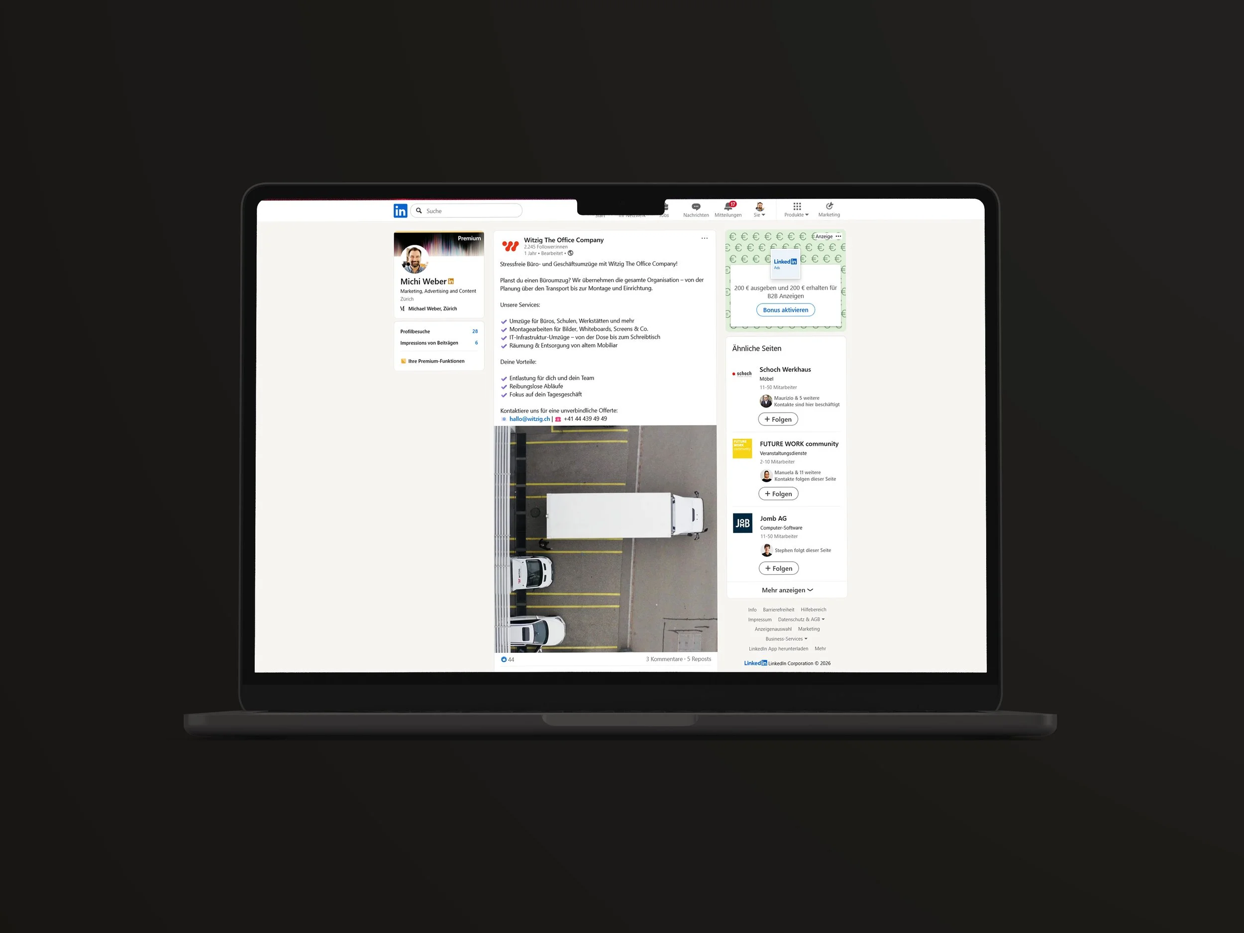 Laptop zeigt LinkedIn-Beitrag mit dem Bild eines Lastwagens aus der Vogelperspektive aufgenommen.