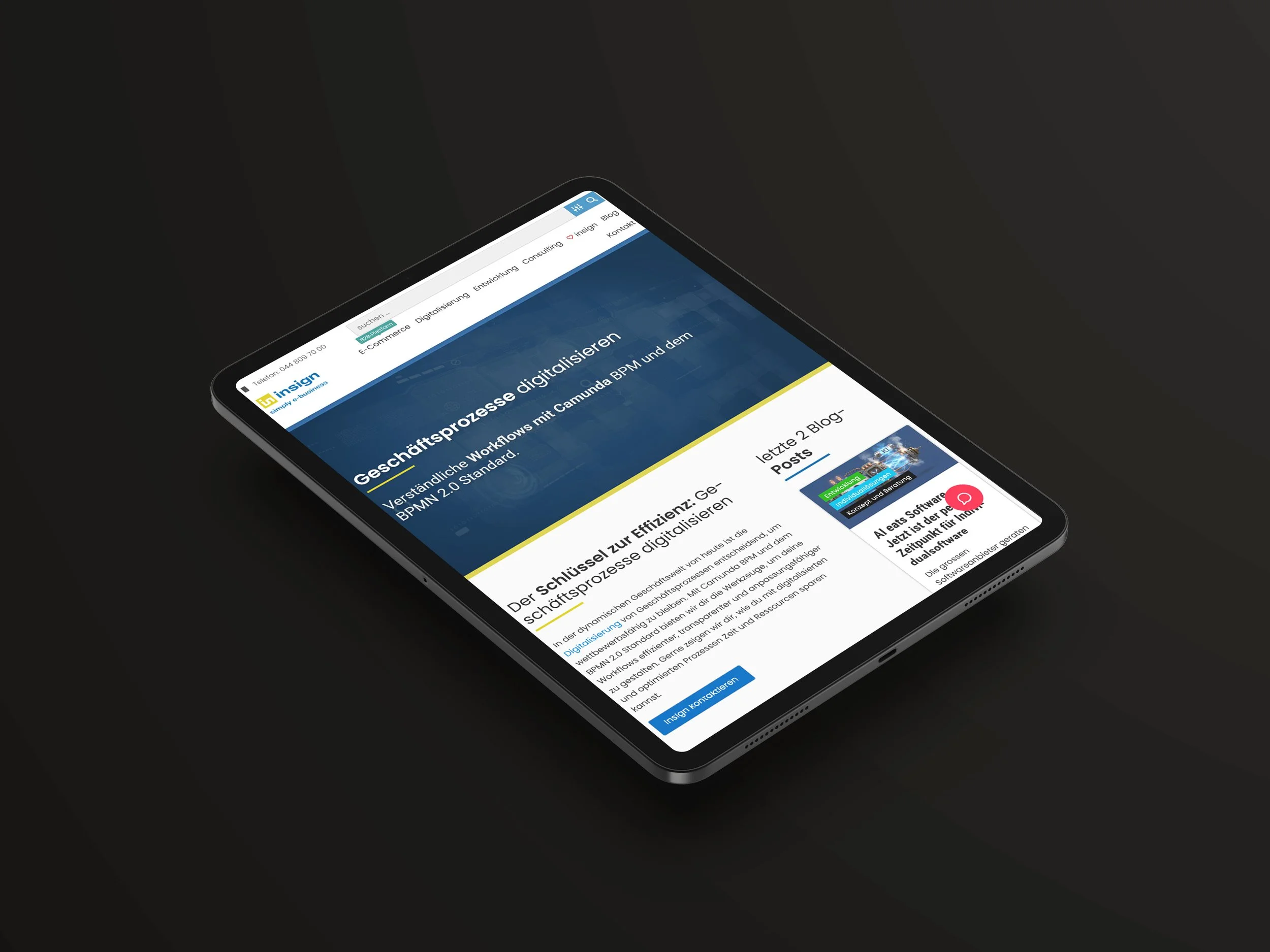 Smartphone zeigt eine Webseite über Geschäftsprozesse und Digitalisierung auf dunklem Hintergrund.