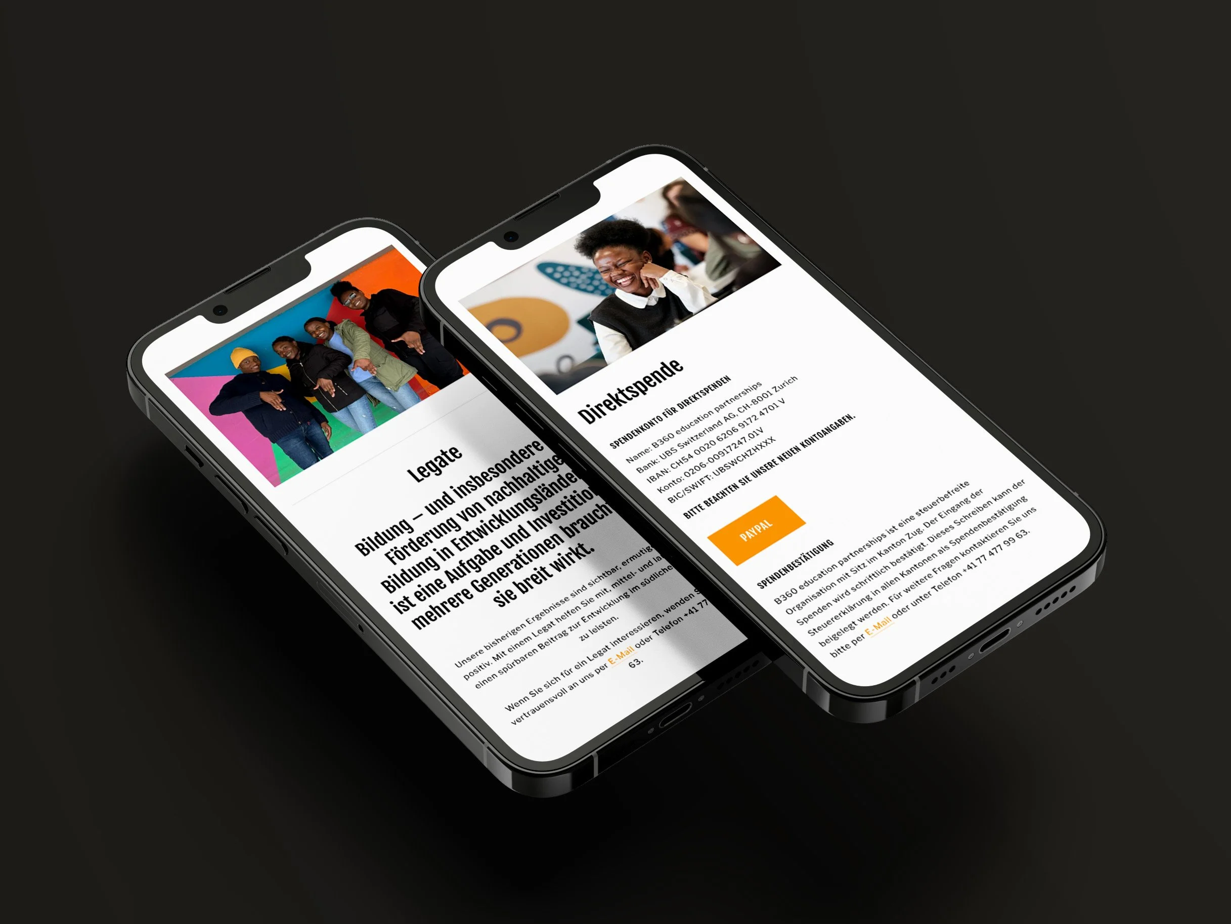 Zwei Smartphones zeigen Webseiten mit Bildern von lachenden Menschen und Texten auf Deutsch, auf einem schwarzen Hintergrund