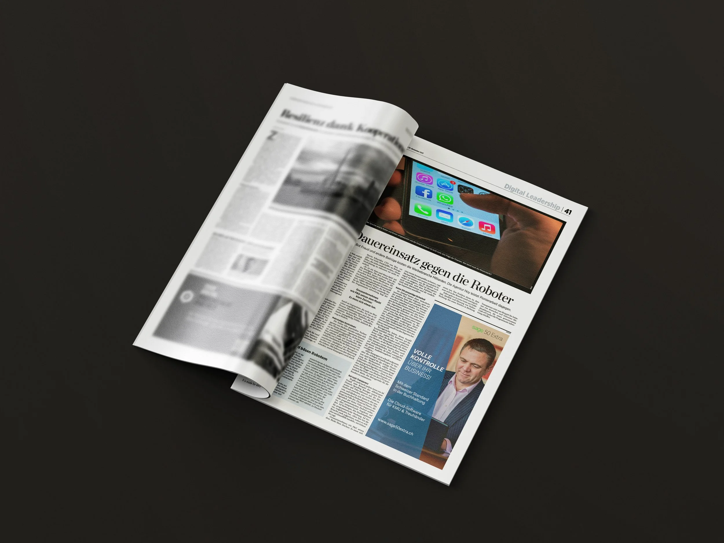 Offene Zeitung mit Artikel.