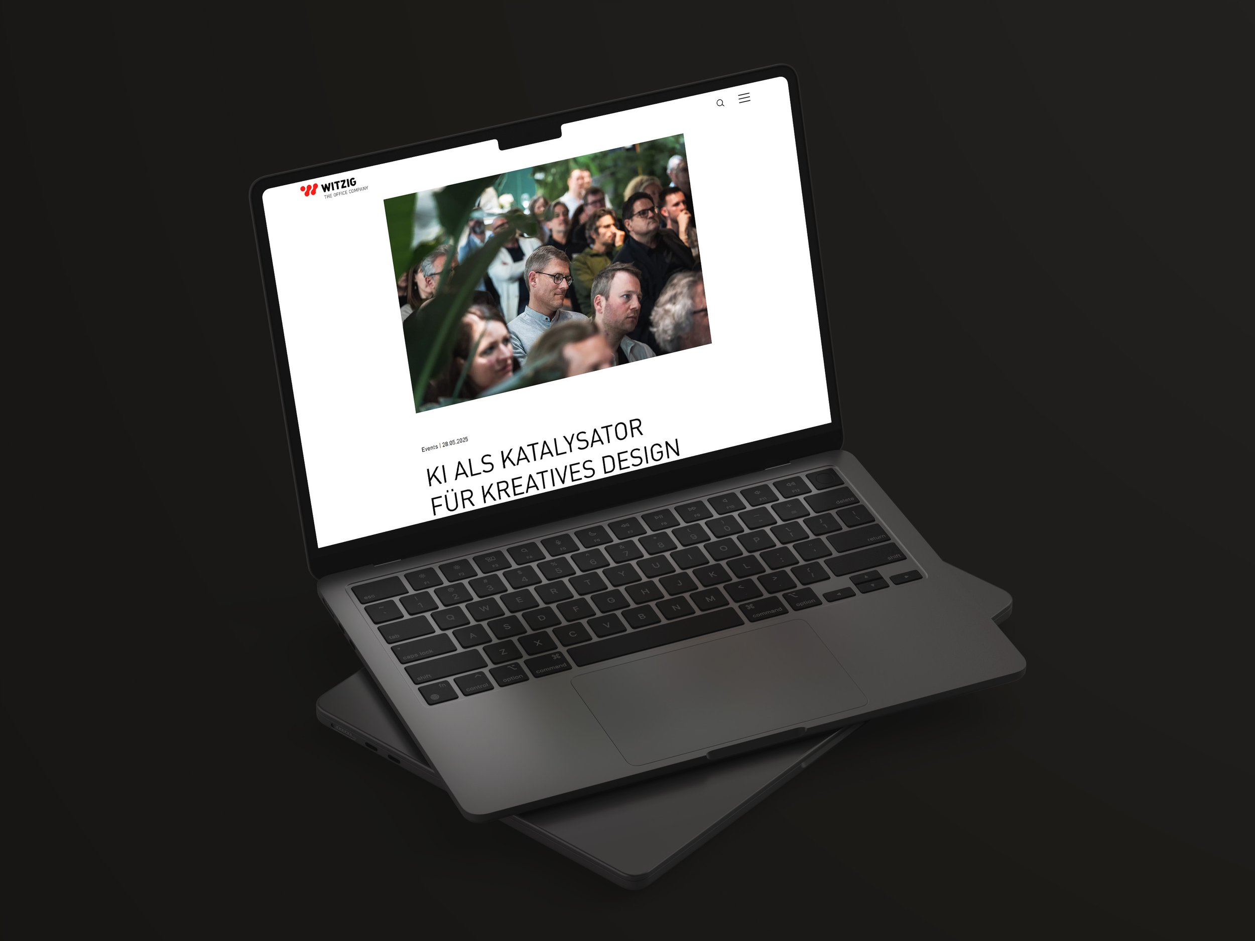 Laptop-Bildschirm zeigt eine Webseite mit einem Bild einer Menschenmenge bei einer Veranstaltung.