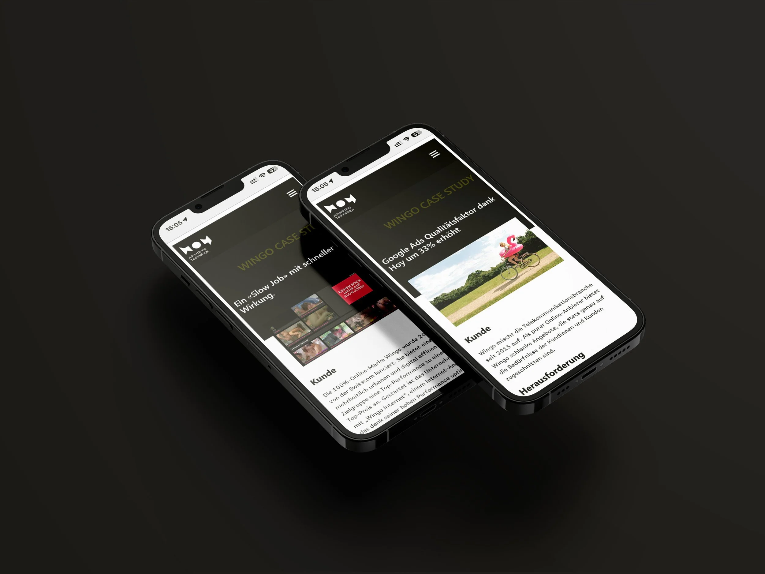 Zwei Smartphones zeigen Webseiten mit Text und Bildern auf dunklem Hintergrund.