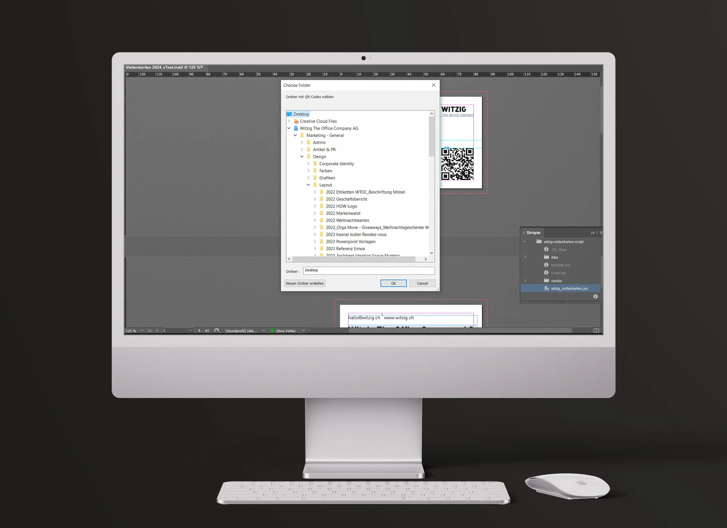 Ein Apple iMac-Computer auf einem schwarzen Hintergrund zeigt ein geöffnetes Programmfenster mit einem Dateibrowser und einer Auswahl an Ordnern, darunter Ordner für Visitenkarten, QR-Codes und Design.