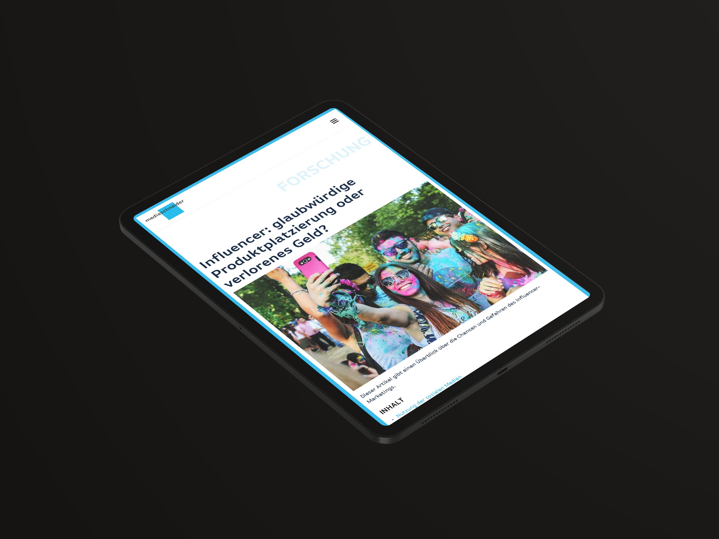 Nahaufnahme eines Smartphones mit einem Artikel auf der Bildschirm, der über Influencer-Marketing berichtet, mit einem Bild von fröhlichen Menschen, die Spaß im Freien haben, im Hintergrund.