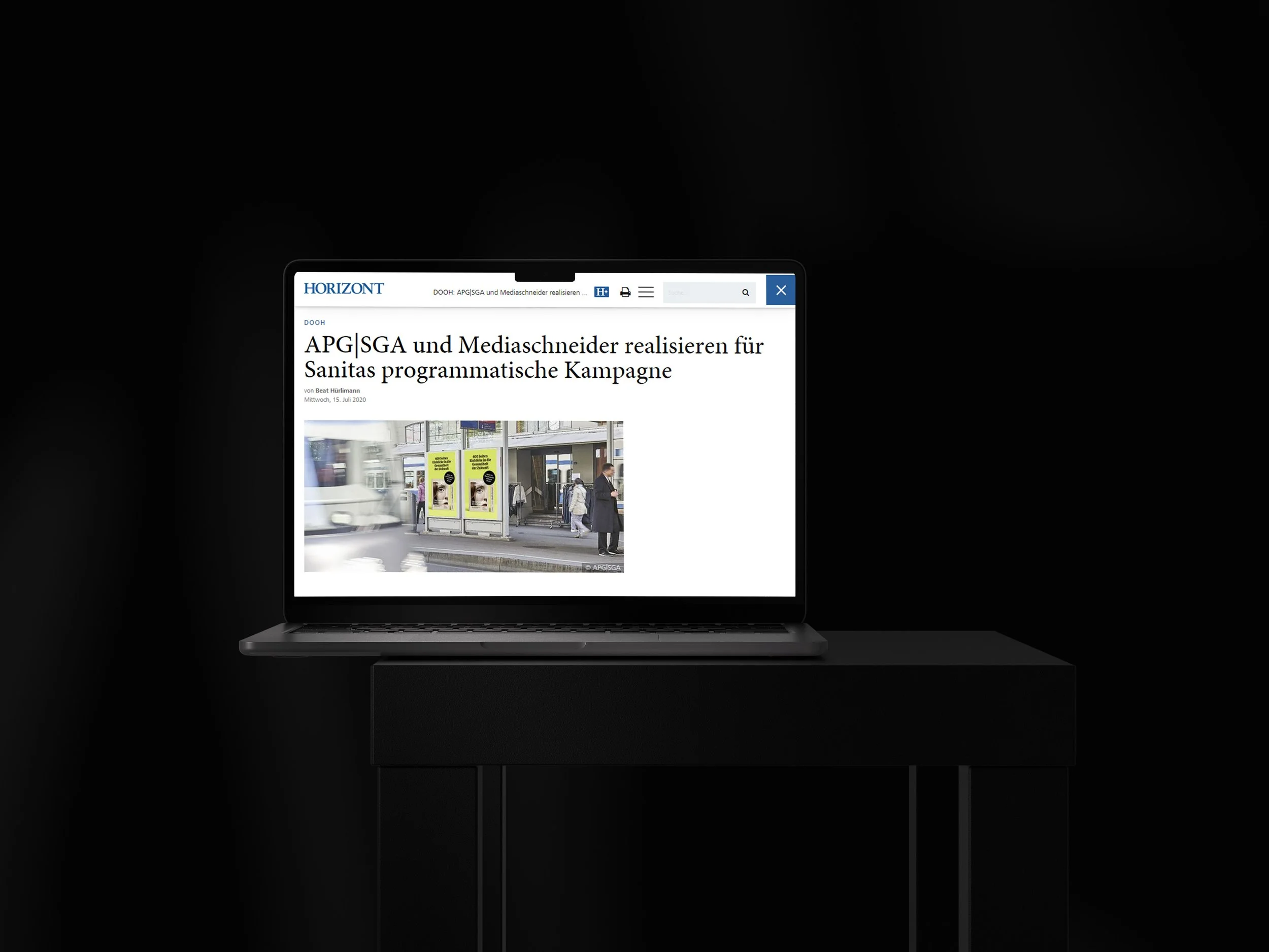 Laptop-Bildschirm zeigt eine Nachrichtenseite mit einem Artikel über APG|SGA und Medienschneider zur Umsetzung einer Kampagne für Sanitas.