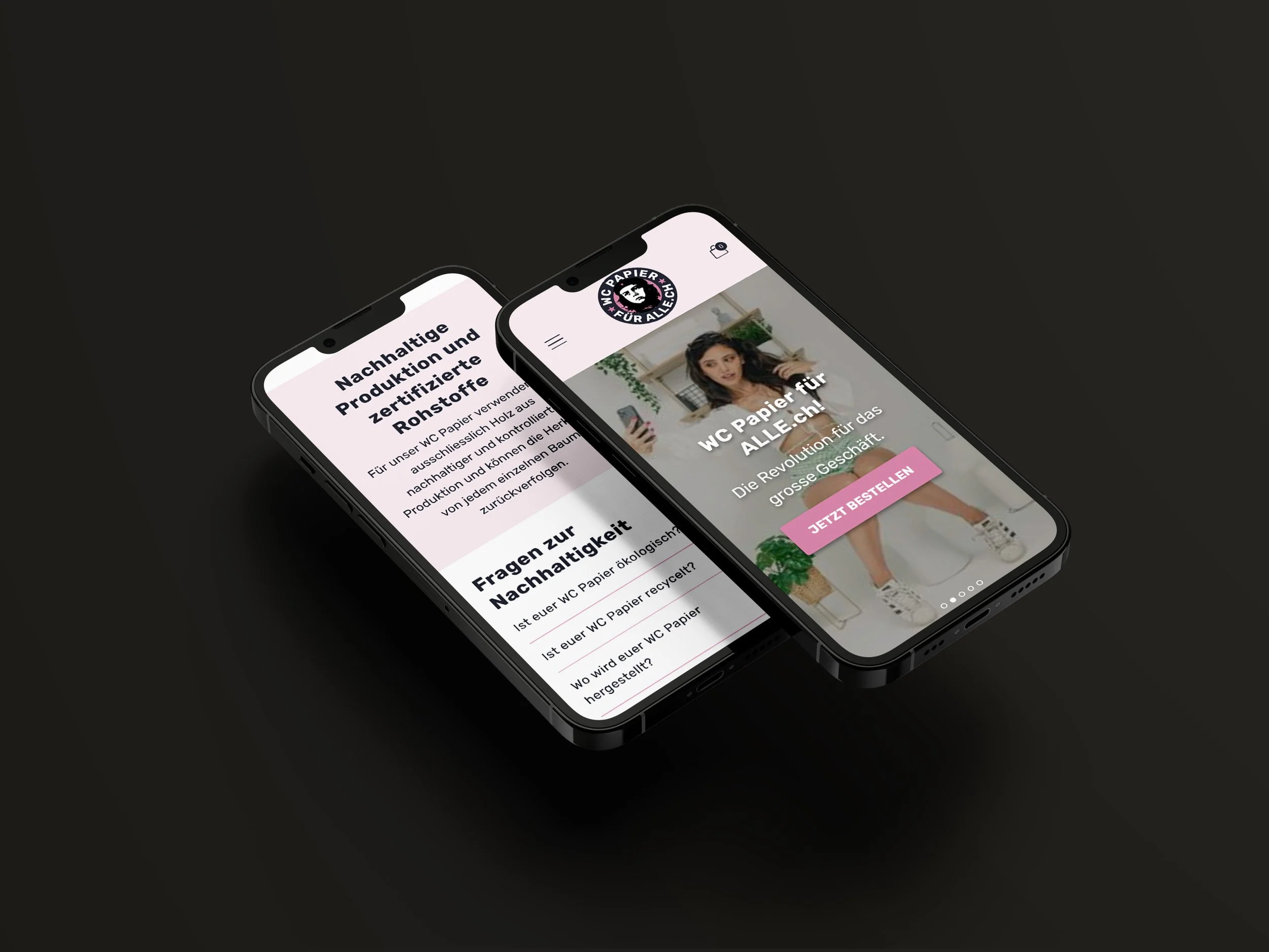 Zwei Mobiltelefone, eines zeigt die Startseite aus dem Online-Shop von wcpapierfueralle.ch, das andere zeigt ein Detail der SEO-Optimierung mit FAQs.