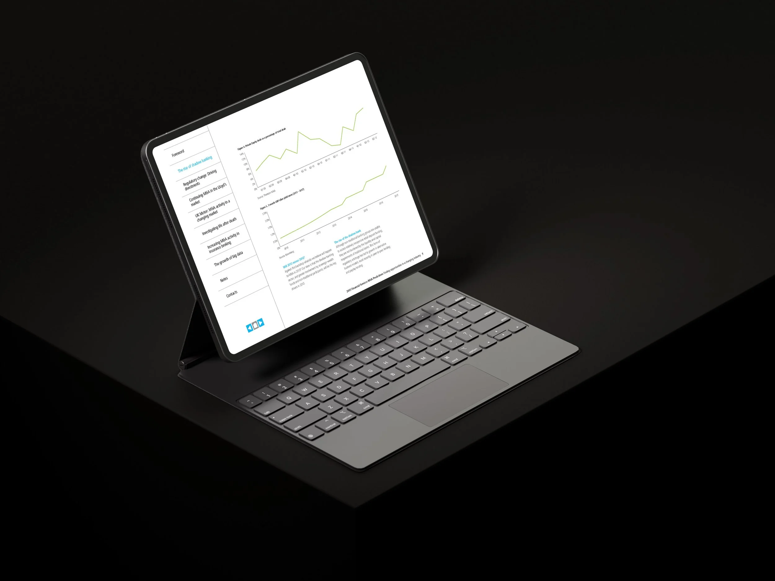 Ein Laptop mit aufgeklapptem Bildschirm zeigt Diagramme und Text, auf einem schwarzen Tisch vor einem schwarzen Hintergrund.