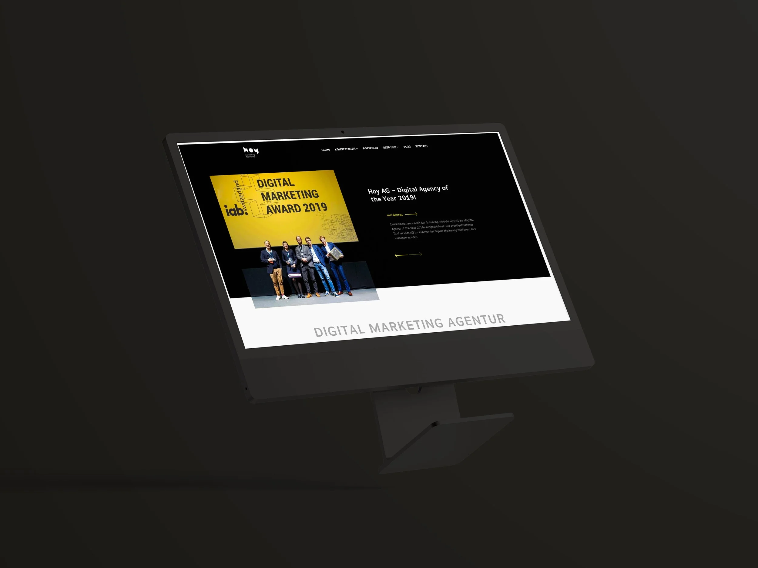 Laptop mit Webseite über digitale Marketing-Agentur, die einen Preis für digitales Marketing 2019 präsentiert.