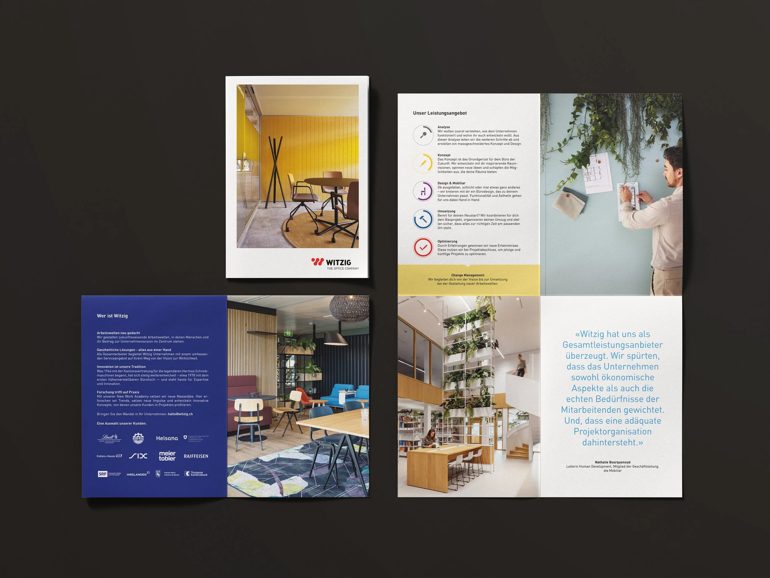 Drei Broschüren oder Flyer, die in einem schwarzen Rahmen liegen, mit Bildern von modernen Büroräumen, Pflanzen und Arbeitsbereichen, sowie Text auf Deutsch über Unternehmensleistungen, Raumgestaltung und Innovation.