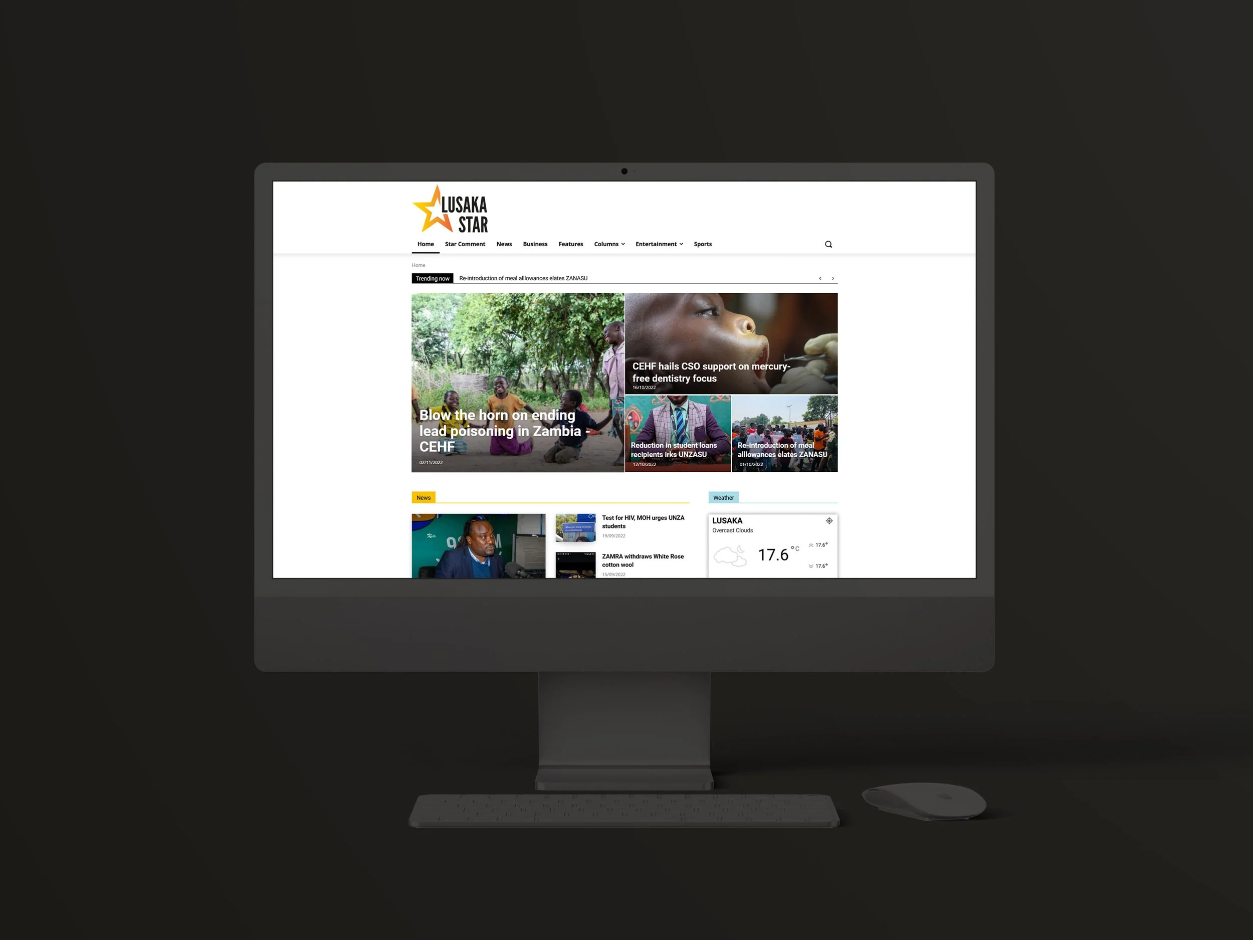 Ein Computerbildschirm mit einer Nachrichtenseite von Lusaka Star, die Nachrichtenartikel und Wetterinformationen zeigt, auf einem dunklen Hintergrund.