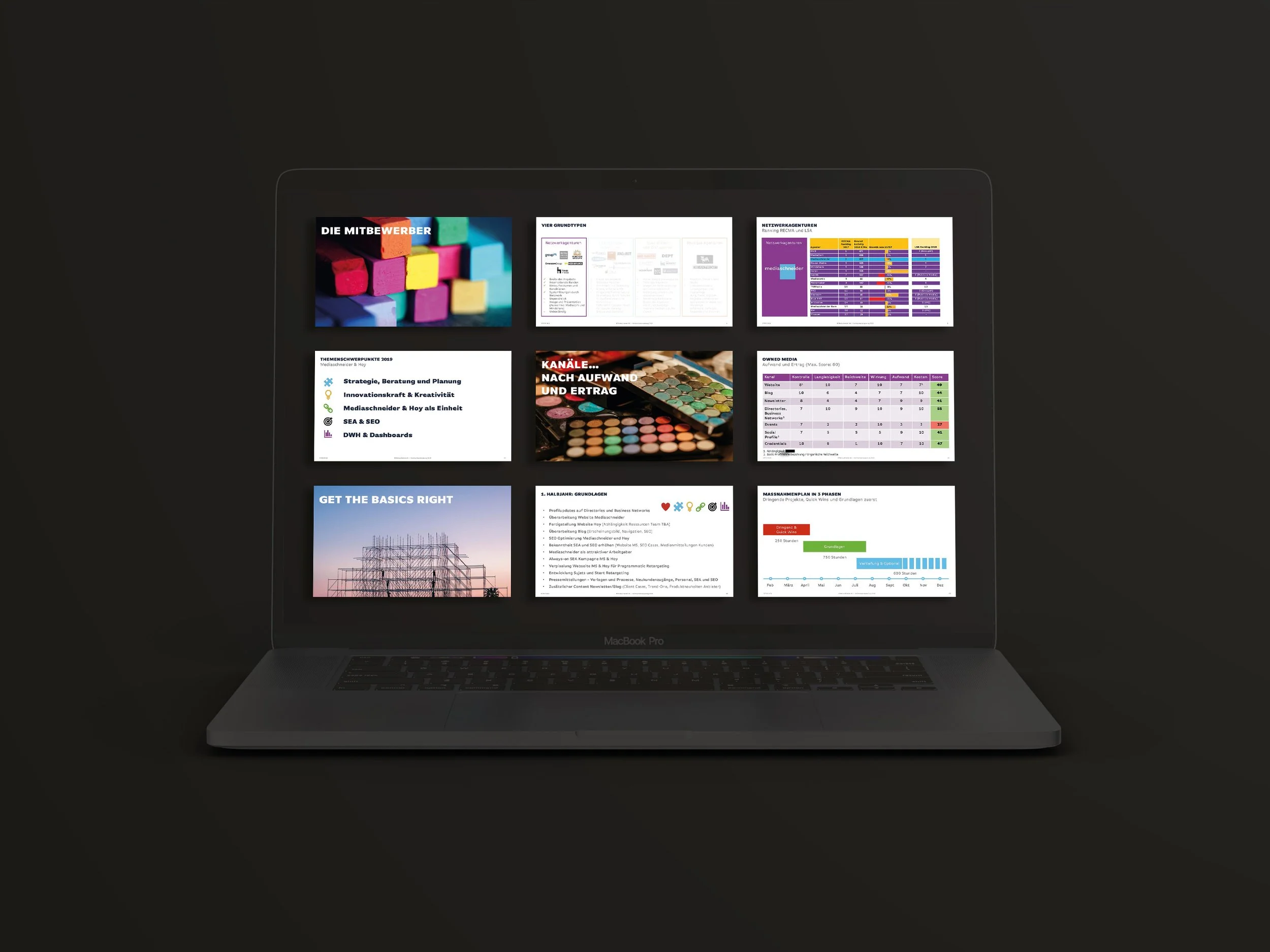 Ein MacBook Pro zeigt einen Bildschirm mit mehreren Präsentationsfolien mit Daten, Diagrammen und Text. Der Bildschirm ist dunkel, der Fokus liegt auf den Inhalten der Präsentation.