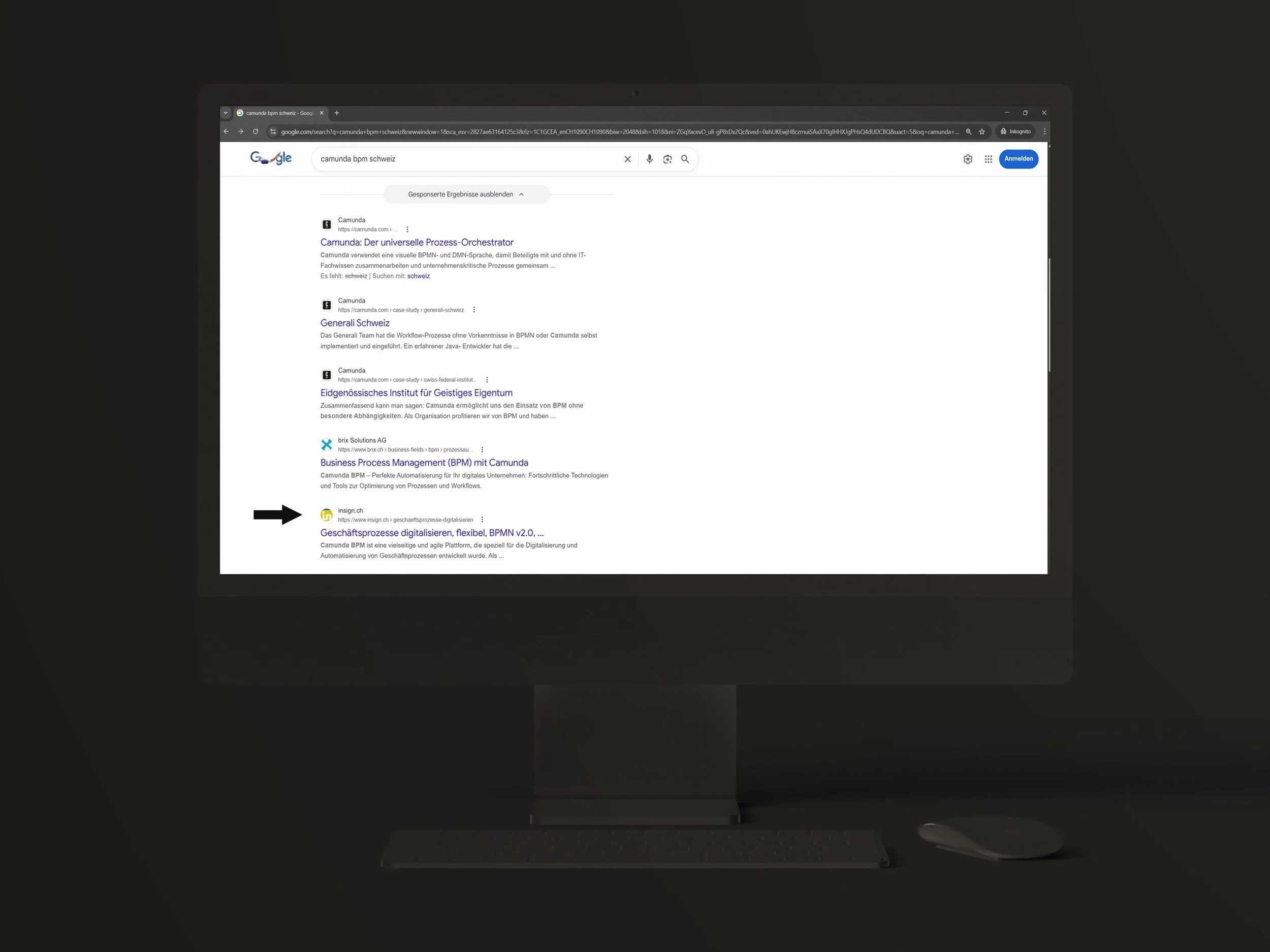 Schwarzer Computermonitor auf einem Tisch zeigt eine Google-Suchseite mit dem Suchbegriff 'camunda bpm schweiz' und verschiedenen Suchergebnissen.