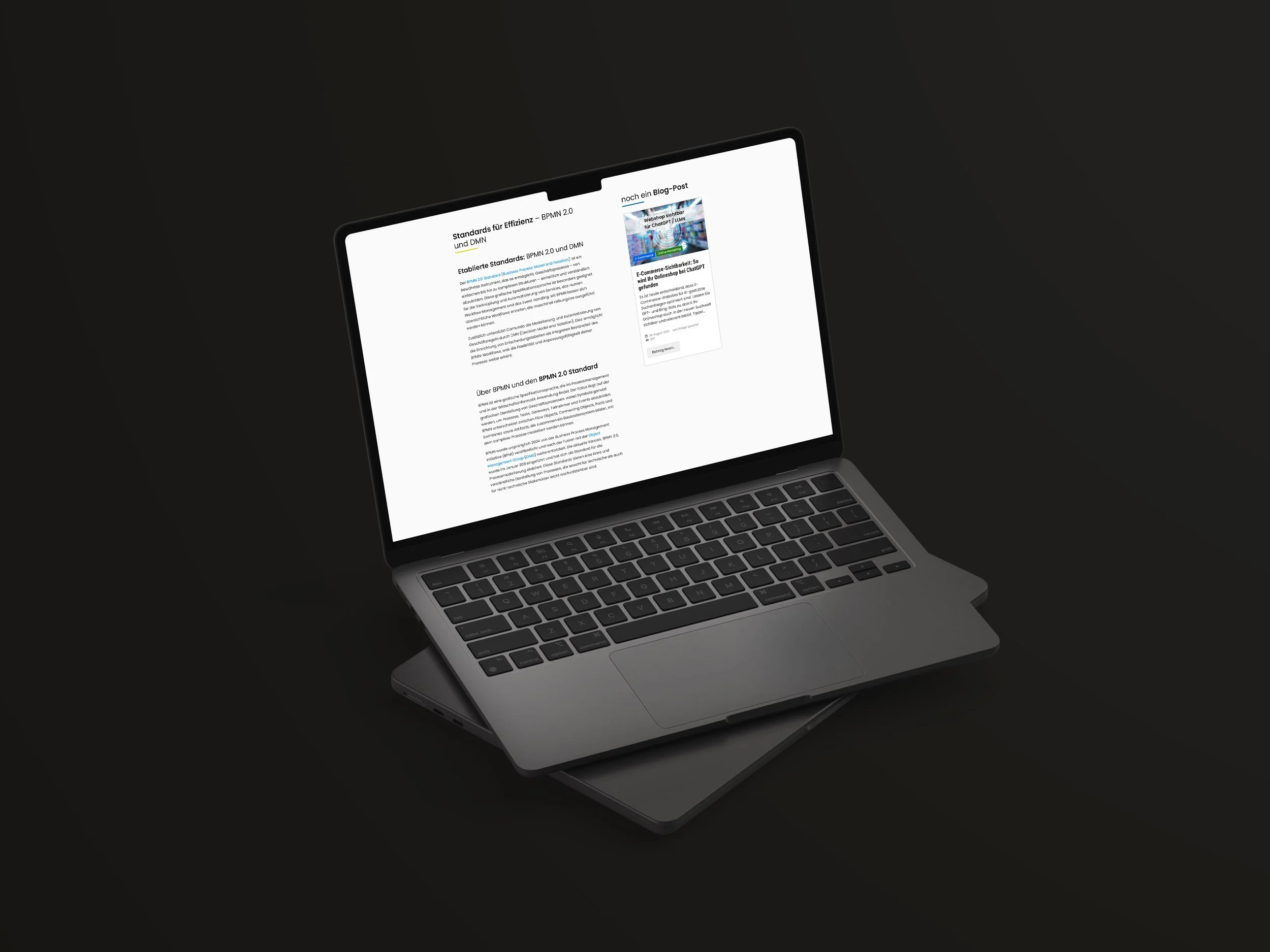 Ein Laptop zeigt eine Webseite mit deutschem Text über Standards für Effizienz und eine Blog-Post Vorschau auf einem dunklen Hintergrund.