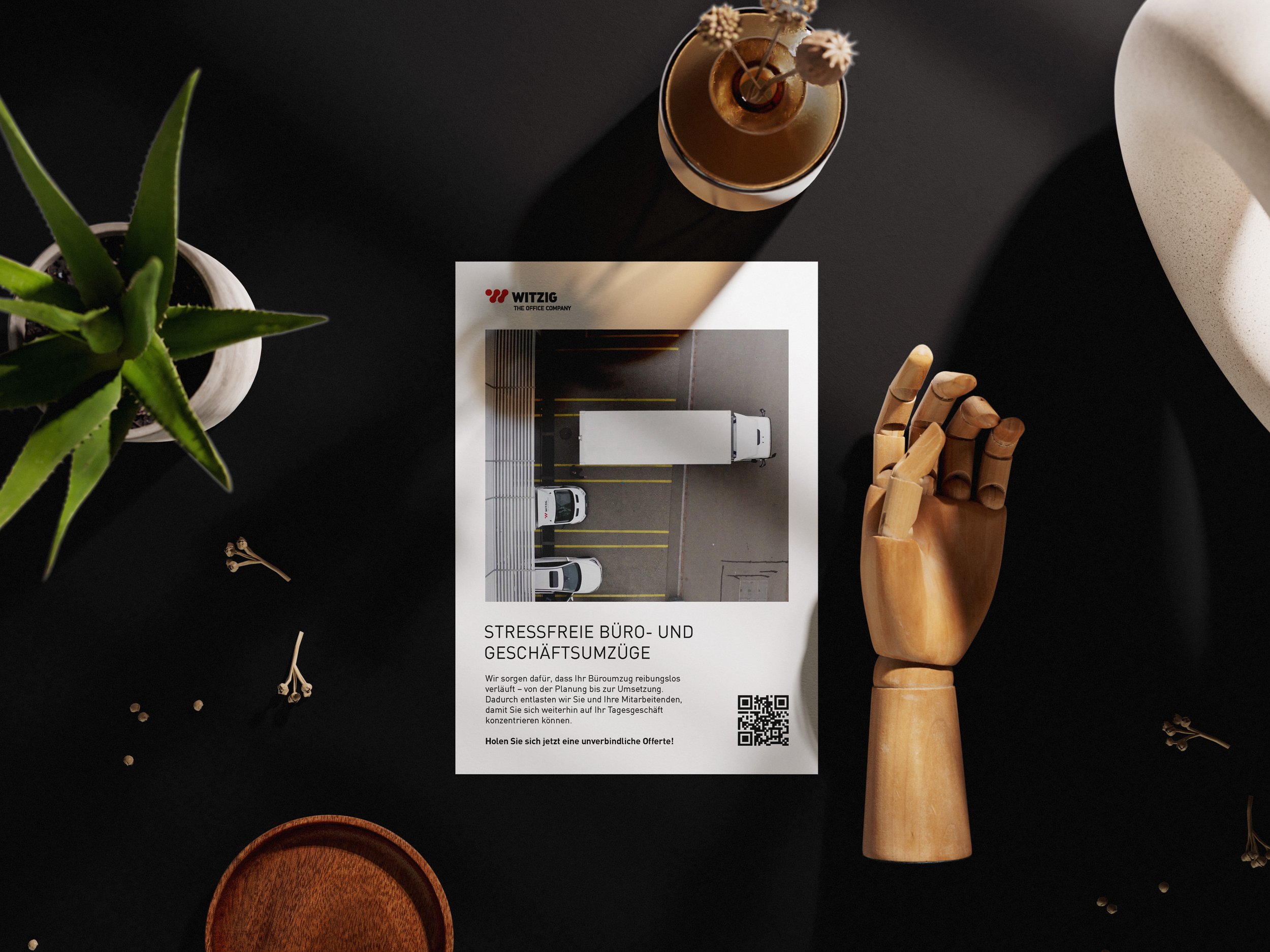 Stilleben mit Flyer-Handout für das Umzugs-Angebot von Witzig The Office Company im neuen Corporate Design.