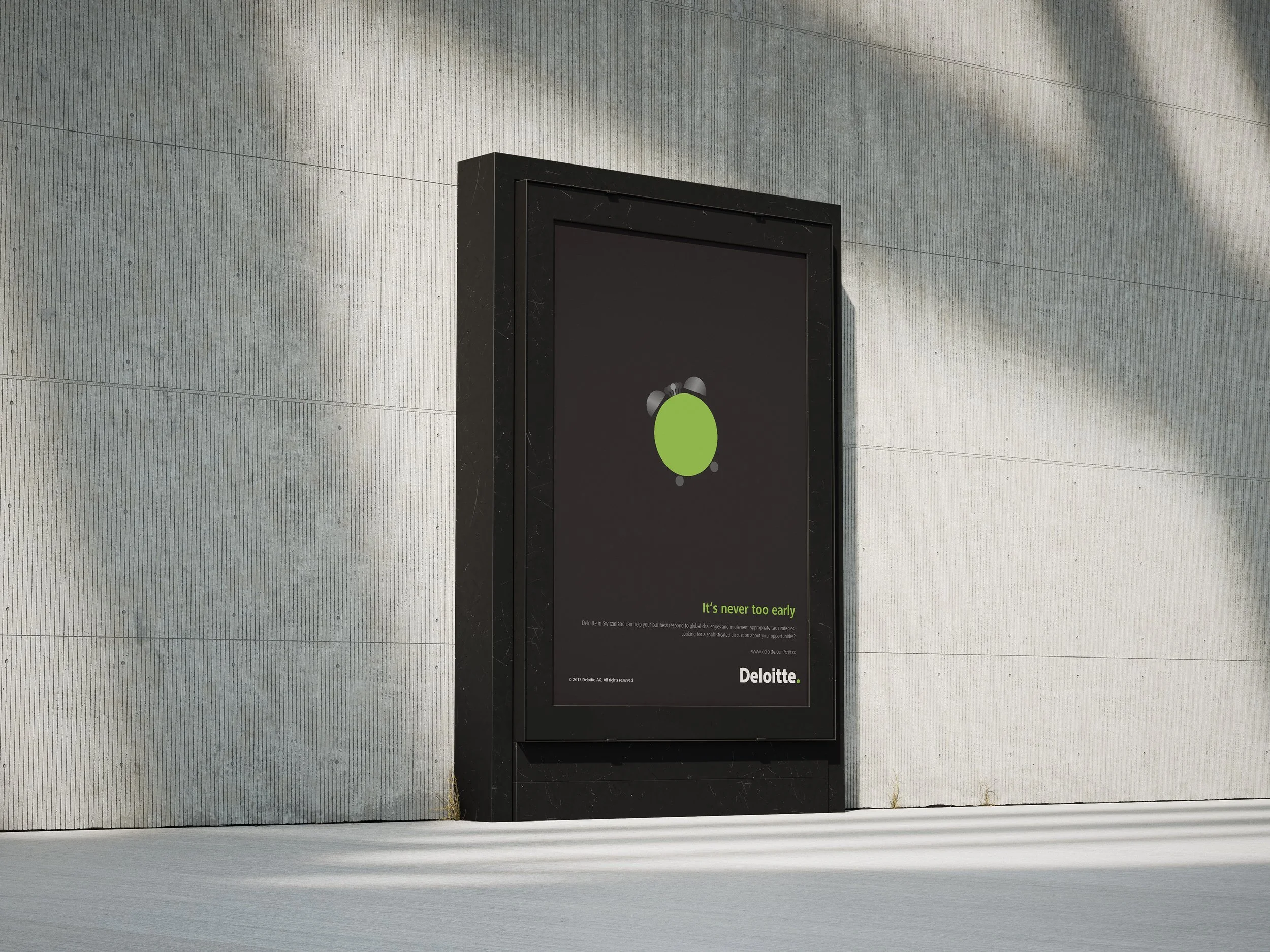 Plakatstelle mit Sujet aus der Green Dot Kampagne von Deloitte.