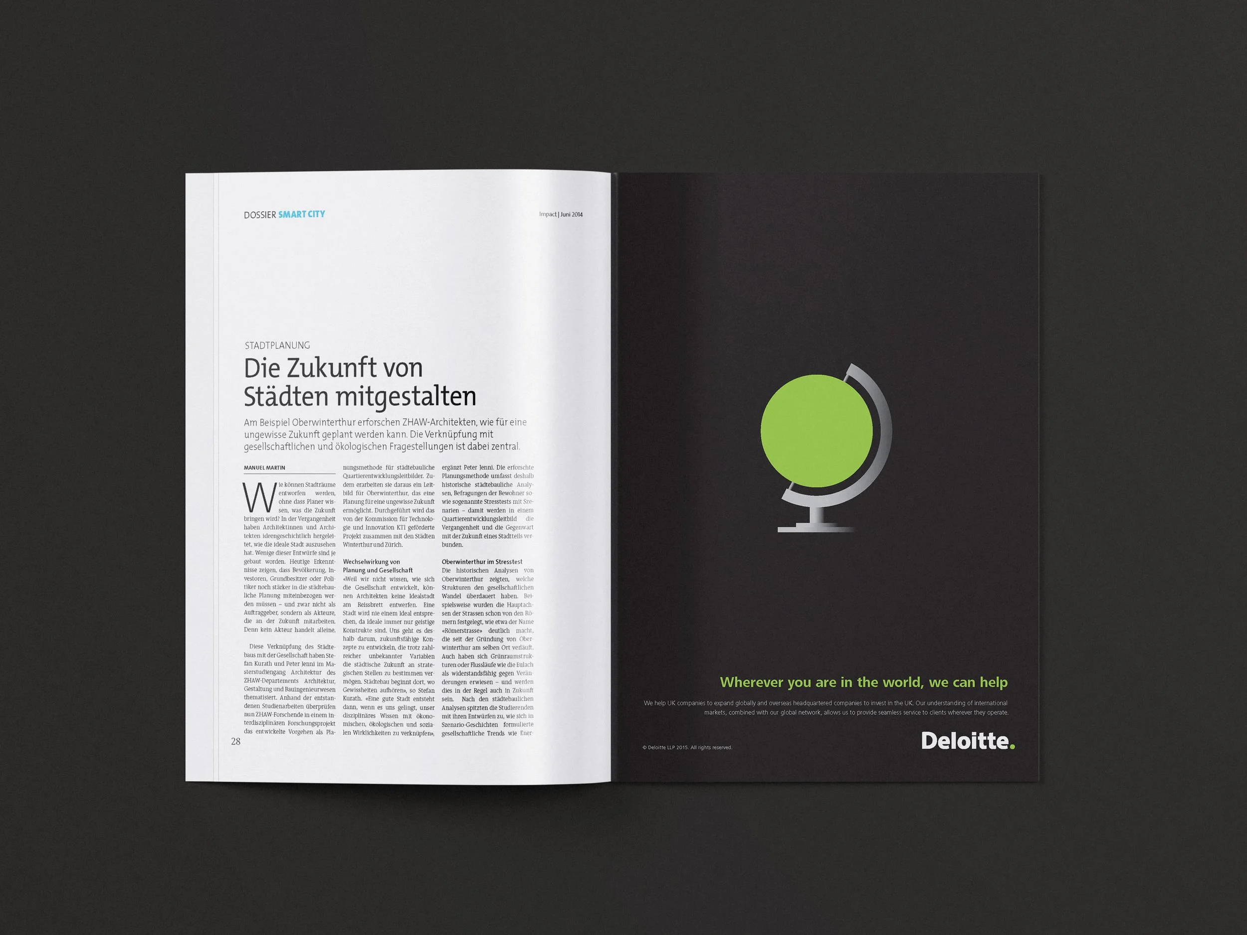 Offenes Magazin mit einer Werbeanzeige von Deloitte mit dem grünen Punkt.