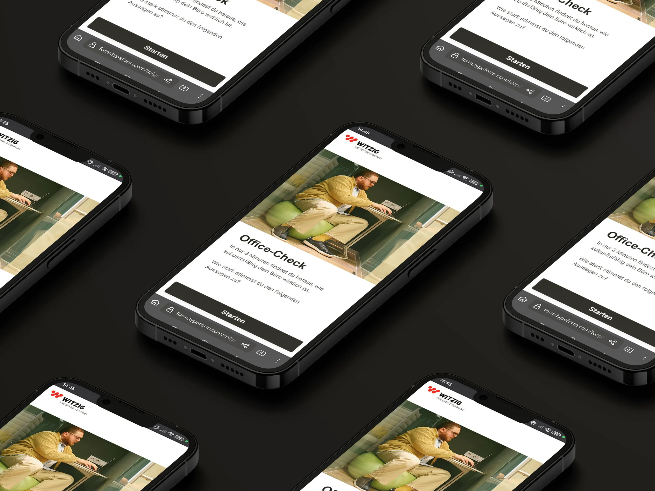 Mehrere Smartphones, die auf einem schwarzen Tisch liegen, zeigen eine Webseite mit einem Mann in gelbem Pullover, der in einem Büro sitzt.