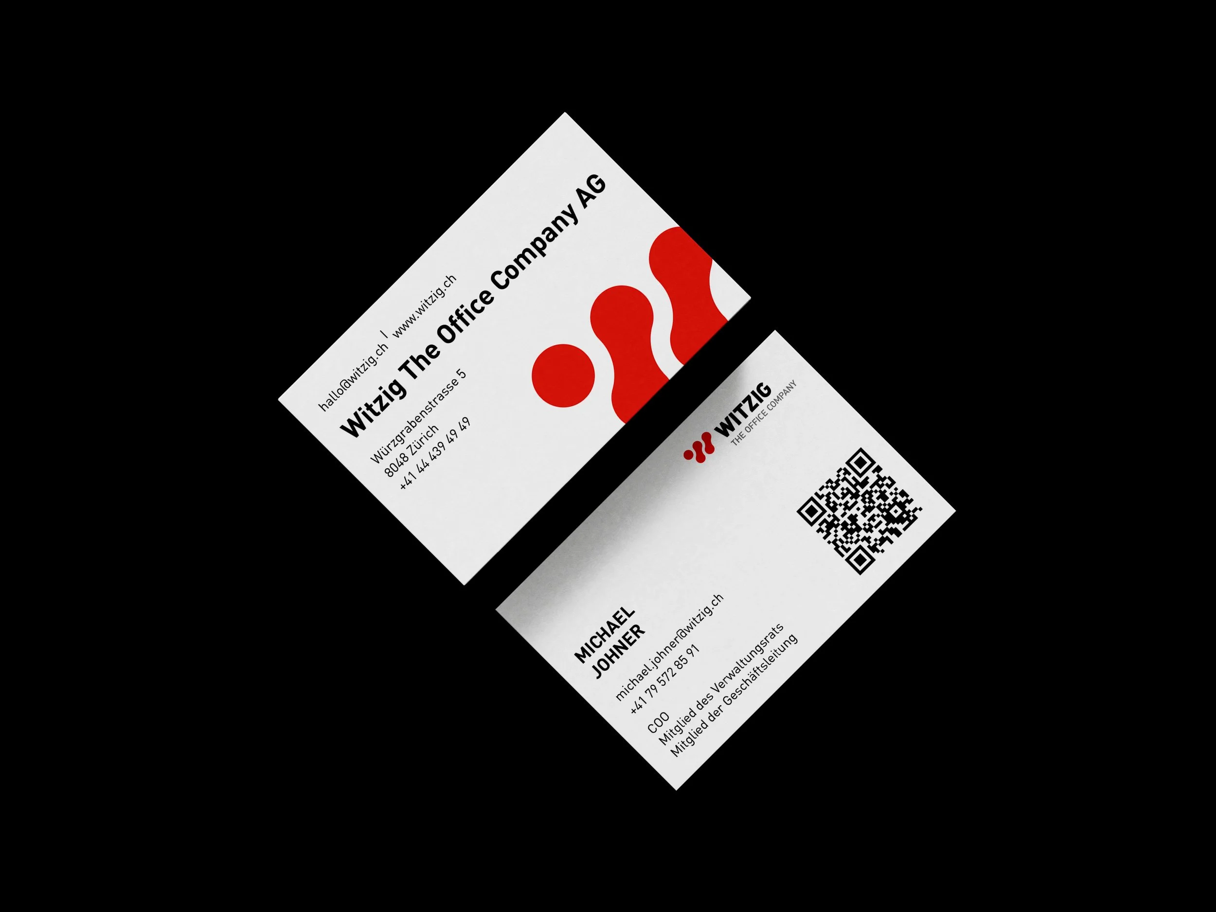 Visitenkarte für die Witzig The Office Company mit Kontaktdaten und QR-Code, auf schwarzem Hintergrund.