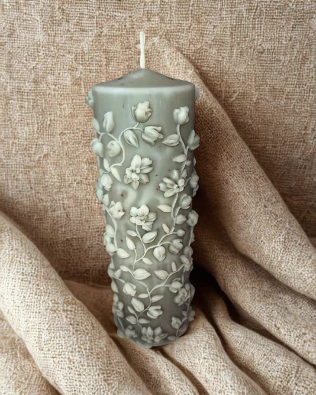 Κίονας μεγάλος με σχέδια λουλουδιών και φυτών, βγαίνει σε διάφορα χρώματα.

Δυνατότητα προσθήκης ελαφριάς ποσότητας αρώματος.

Κωδικός είδους: CA015