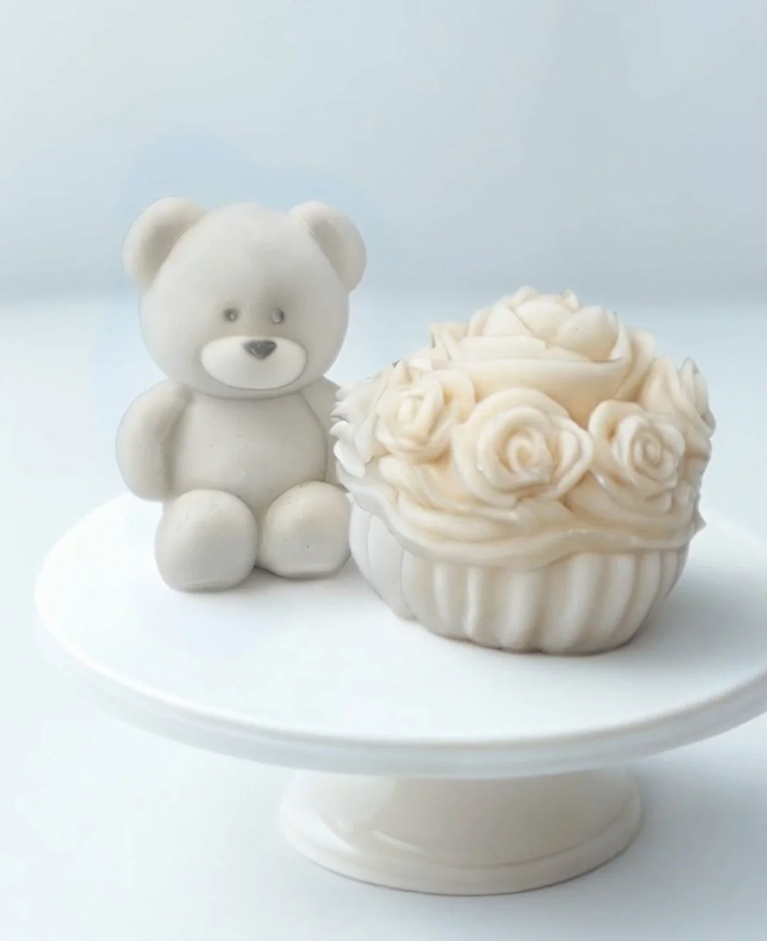 Αρκούδος και μπουκέτο λουλουδιών από 100% κερί σόγια σε διάφορα χρώματα.

Δυνατότητα προσθήκης αρώματος.

Κωδικός Αρκούδου: BRC001
Κωδικός Μπουκέτου: BGC001