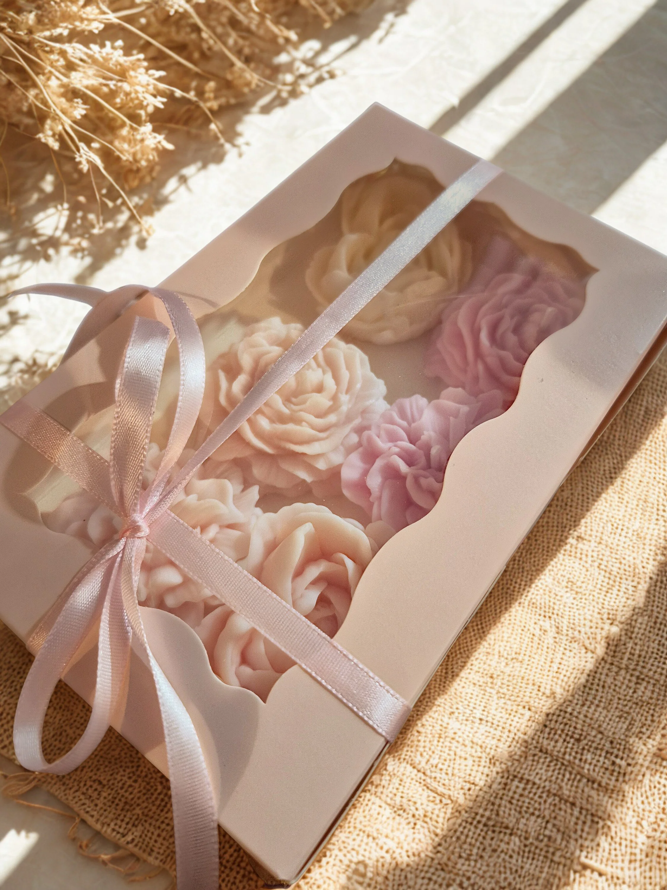 Κουτί δώρου με 6τμχ λουλούδια, δεμένο με ροζ κορδέλα. Ειδανικό δώρο για λάτρες λουλουδιών.
Δυνατότητα χρήσης όλων των αρωμάτων.

Κωδικός είδους: RSC059