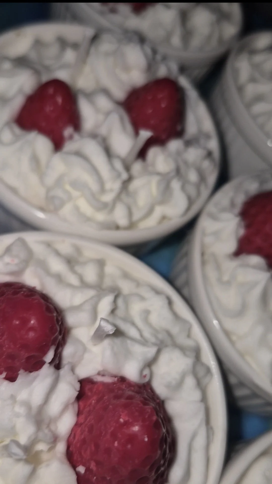 Χειροποίητα κεριά σε σχήμα φλιτζανιού με διακόσμηση σαντιγί και φράουλες με άρωμα Βάφλα & Lacta.

Δυνατότητα χρήσης διαφορετικού αρώματος.

Κωδικός είδους: BLC158