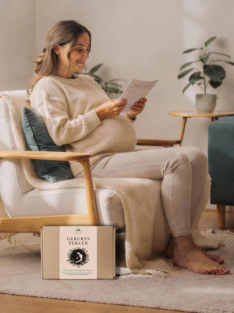 Schwangere Frau hält Geburtsperlen-Produkt – ganzheitliche Geburtsvorbereitung von ANIVAYA