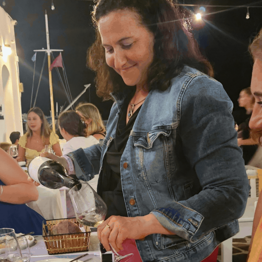Customized wine tastings. Wine occasions. Sparkling wine. Red Wine. White Wine. Woman guiding wine tastings and holding glasses of wine.