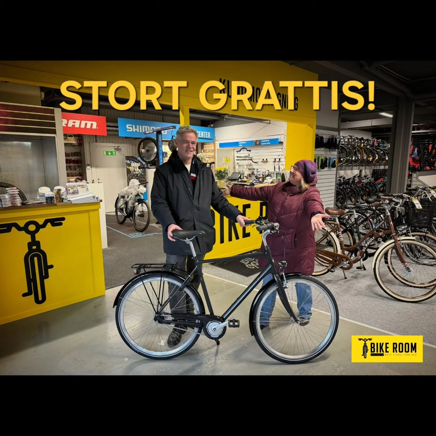 Bikeroom fick n&ouml;jet att &ouml;verl&auml;mna 60-&aring;rspresenten! Vilken cykelgl&auml;dje att f&aring; rulla iv&auml;g med en Crescent Castor!
🚲
Stort grattis!
🚲
#cykelk&auml;rlek #bikelife #cykelbutikT&auml;by