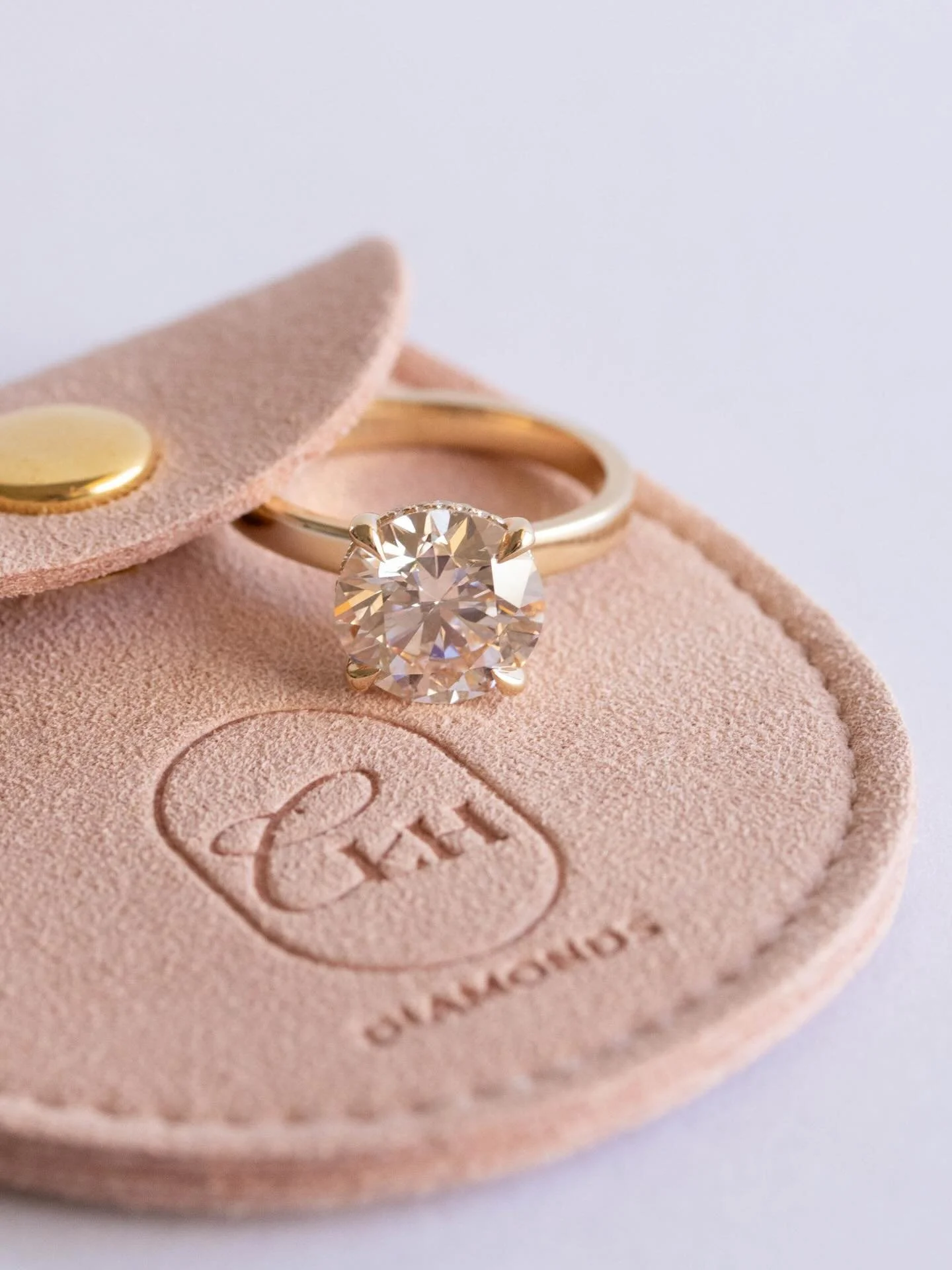 I&rsquo;m not ok 💞🐷👛🦩🩰

Sourcing colored stones is HARD but I knew this was a super light pink when I could barely see the color in photos/videos when I was on my search lolol ✨

[pink diamond ring , pink engagement ring, pink round diamond, rou