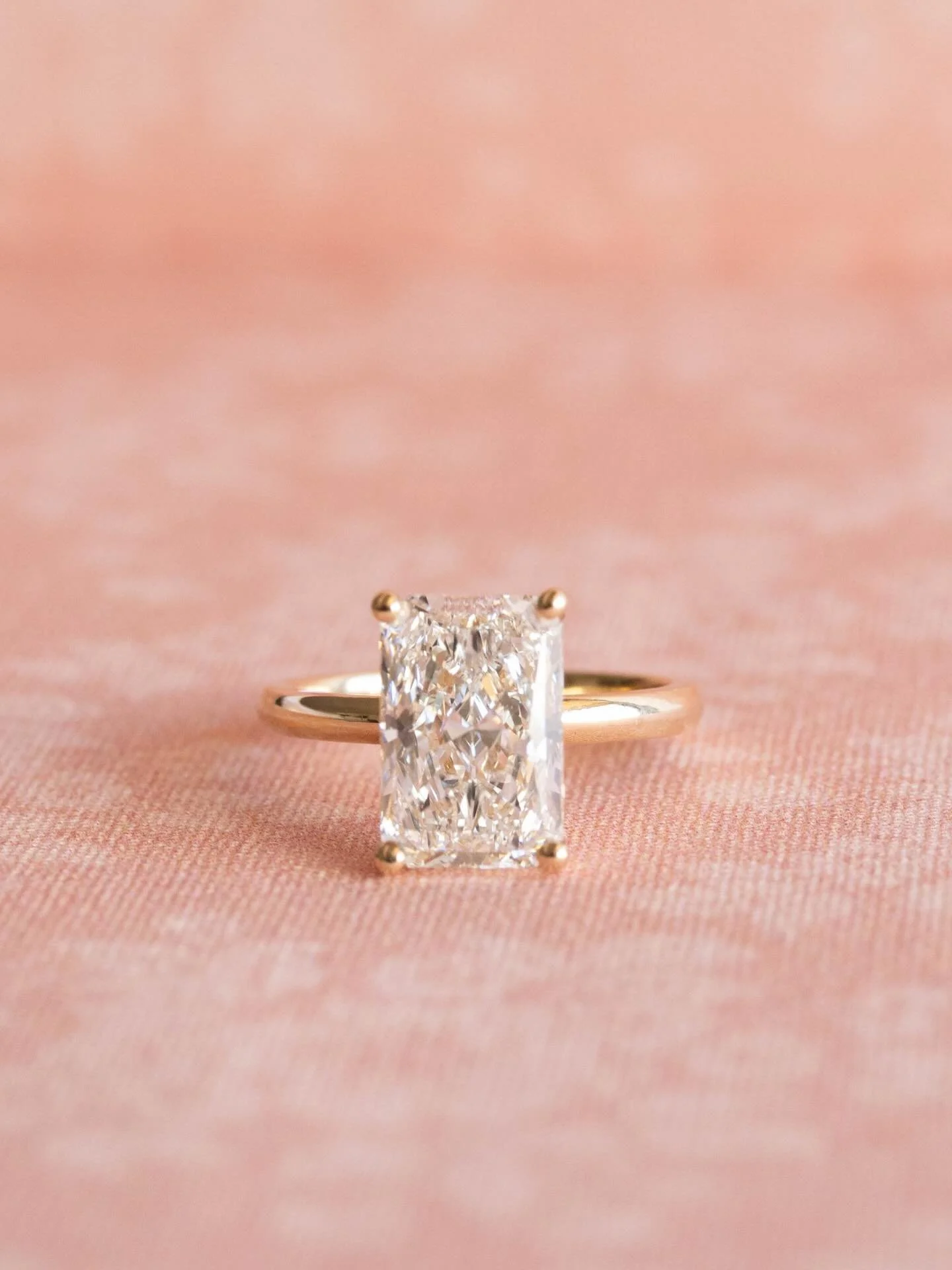 Are radiants the new ovals?! ✨

3.7 🥕 &bull; hidden halo &bull; 14k yg perfection 

[radiant diamond ring, radiant engagement ring, radiant diamond, hidden halo diamond ring]