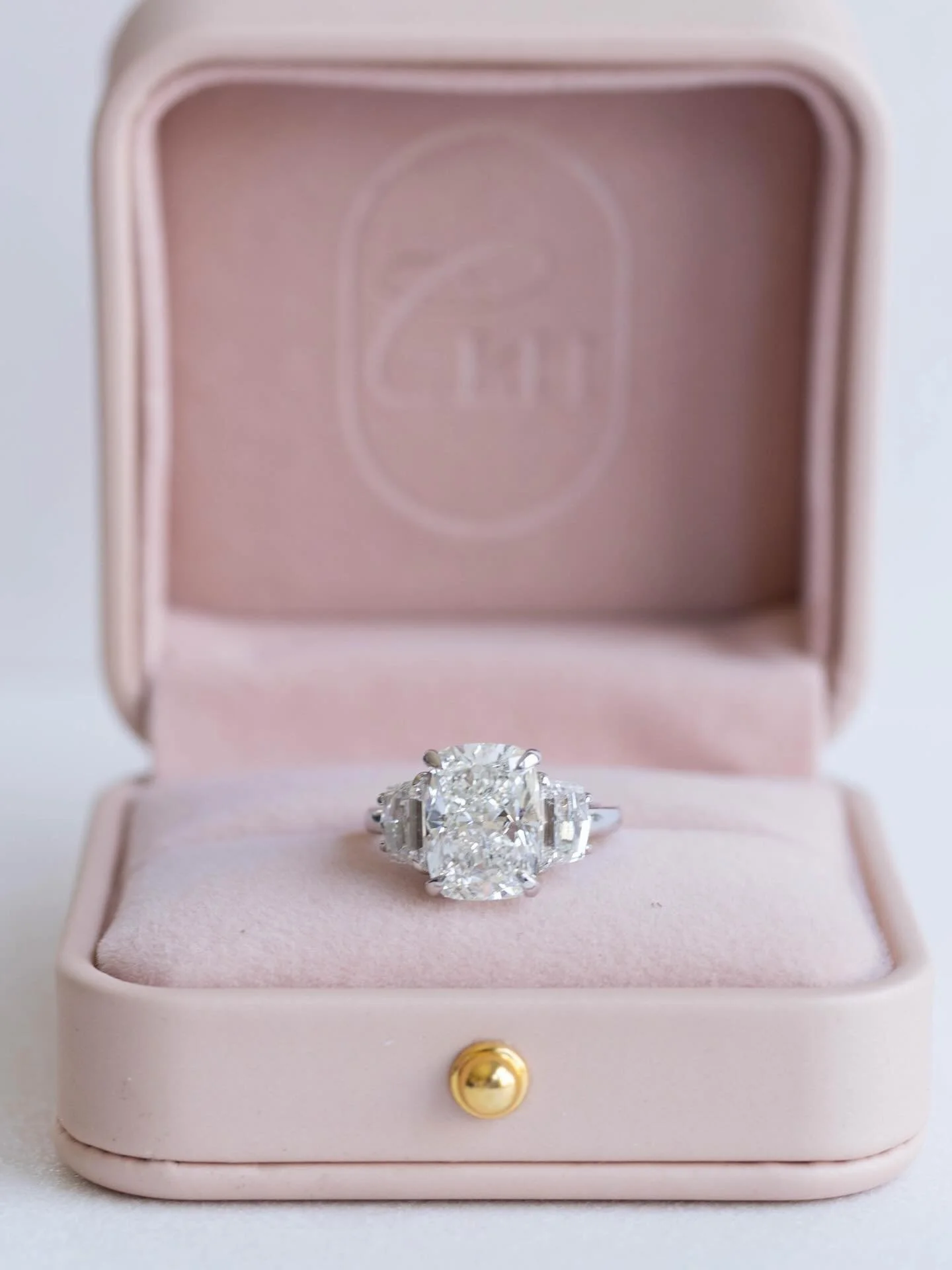 Caddie baddies are here for good ✨

5.5 carat elongated cushion &bull; cadillac side stones &bull; dipped gallery rail 🪨

[caddillac side stones, 3 stone engagement ring, elongated cushion diamond ring, cushion diamond ring]