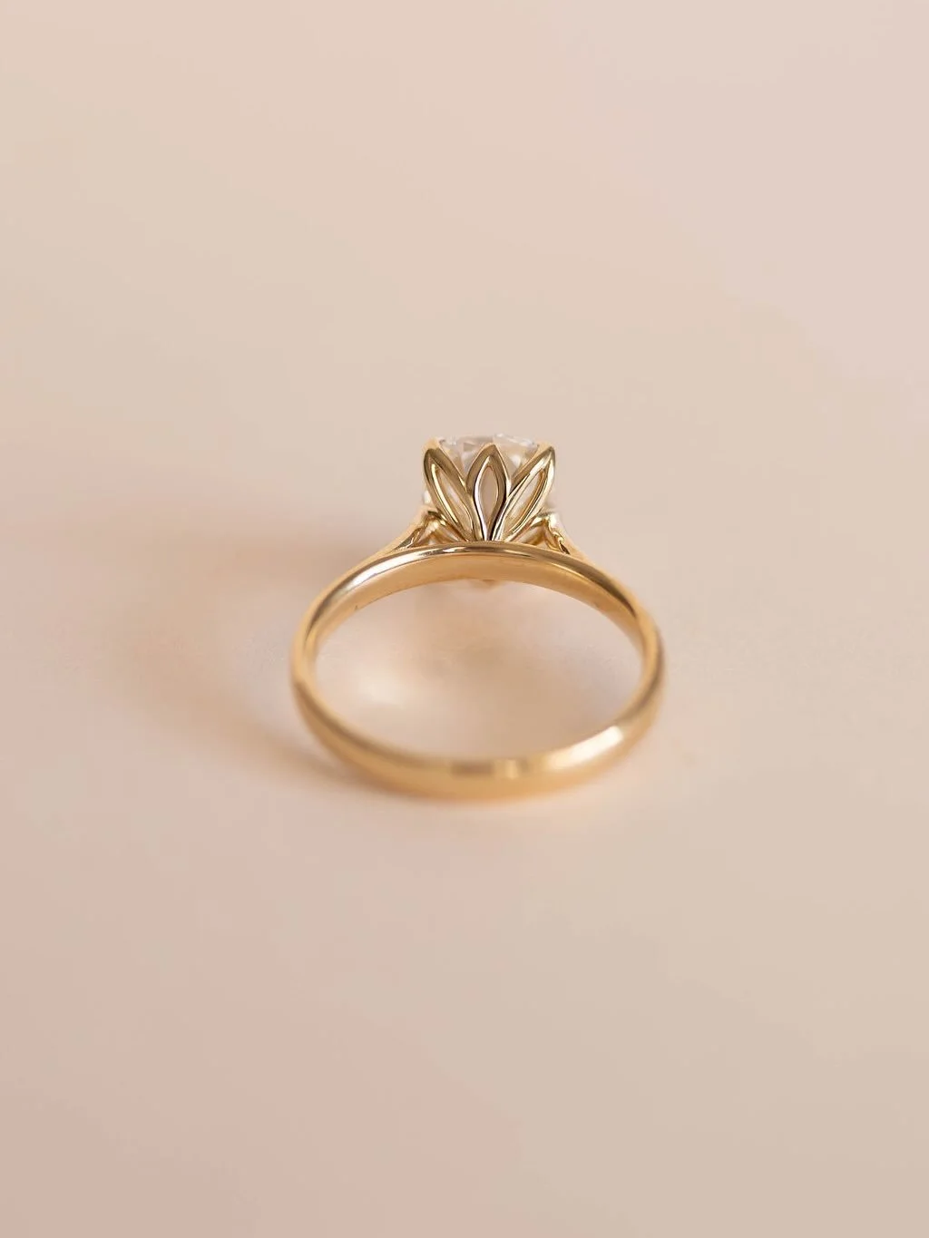 This is your sign to go for the antique ✨

4 carat &bull; floral basket &bull; 3 mm thick 

[old mine cushion, antique diamond ring, old mine diamond, floral basket antique ring, thick old mine diamond]