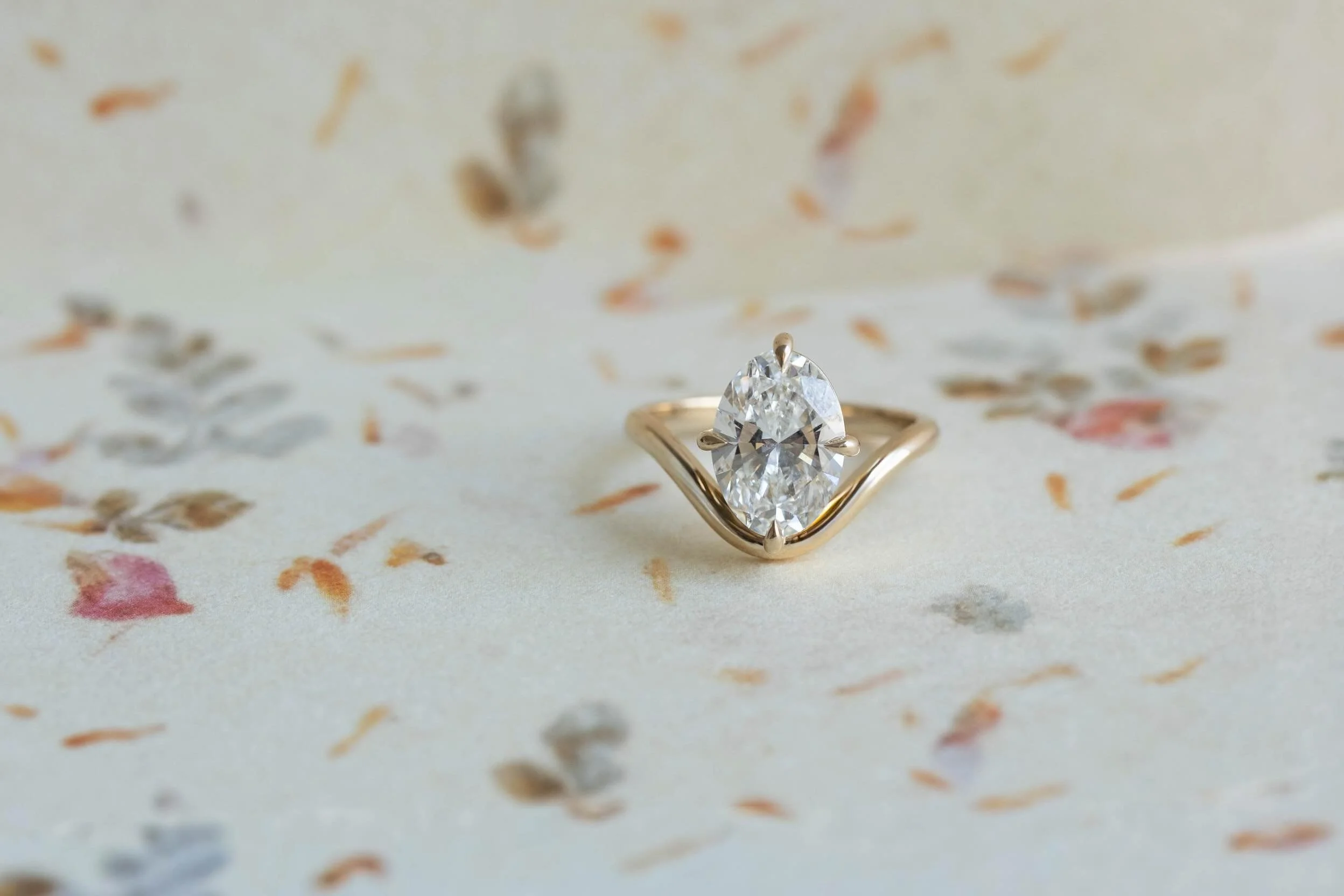 I know I&rsquo;m dramatic but I&rsquo;m not exaggerating when I say lab diamonds can be marked up by 1000% ✨ 

I&rsquo;ve heard some horror stories in my day and I&rsquo;m here to save you 🙂&zwj;&harr;️

3 🥕oval &bull; yellow gold &bull; suspended 