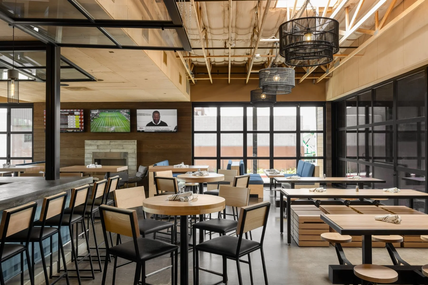 fate-brewing-phoenix-brewery-sports-bar-booth-seating.jpeg